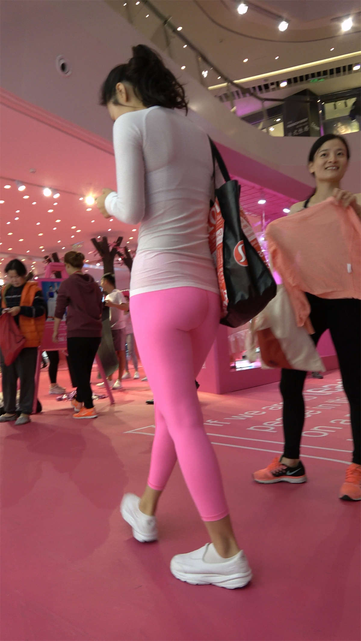 图片[2]-超性感粉色紧身瑜伽裤曼妙身材女神2-日更街拍