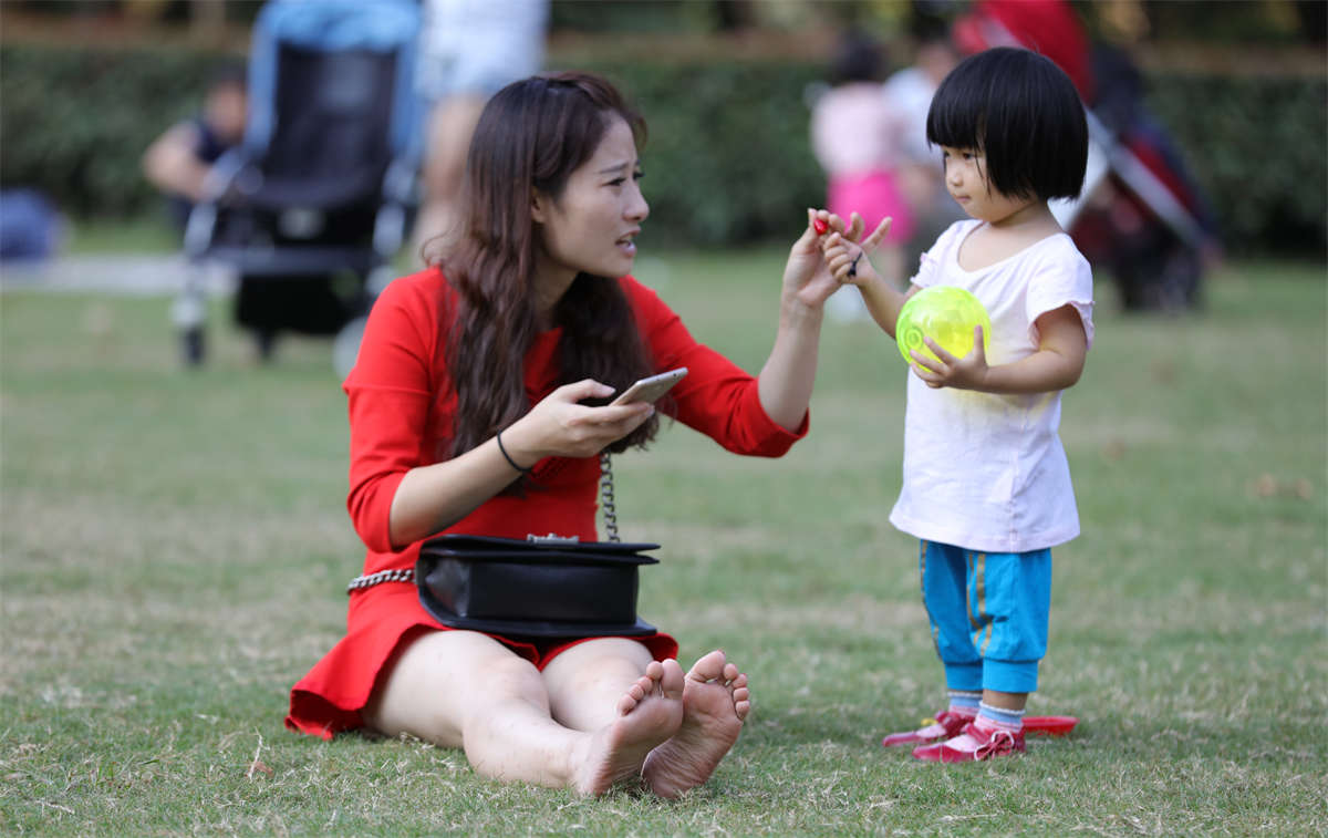 图片[2]-踏青公园街拍系列No.1043 没有花俏的动作，就是两腿伸直让人把这双妖艳美足看个够 第1套-日更街拍