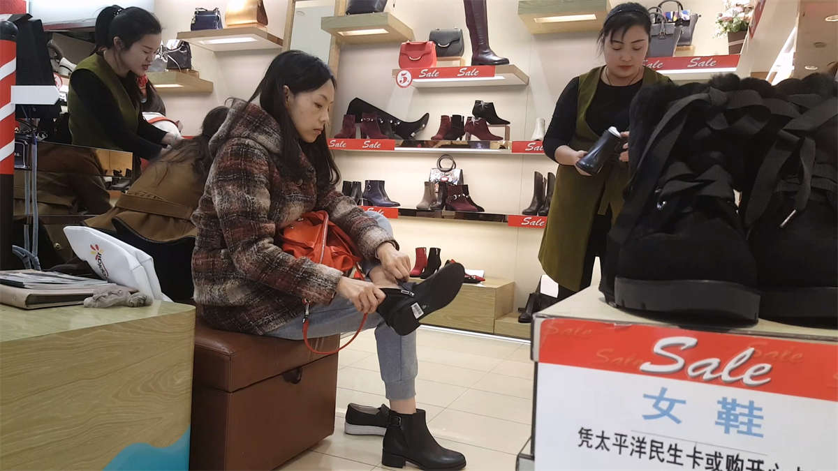 气质美女鞋店试鞋子的气质动作-日更街拍