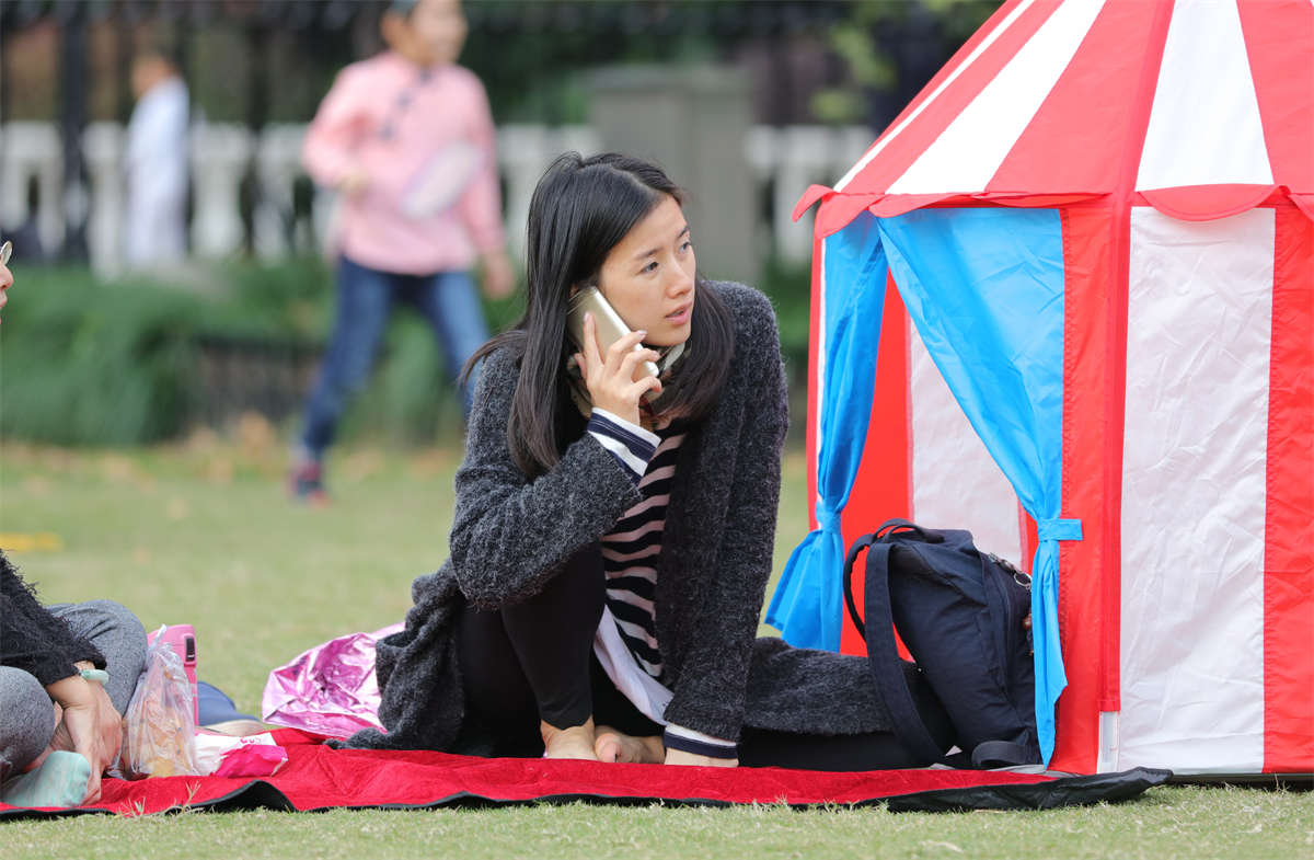 图片[2]-踏青公园街拍系列No.1747 修长素雅美少妇，精品美足无死角，高能预警-日更街拍