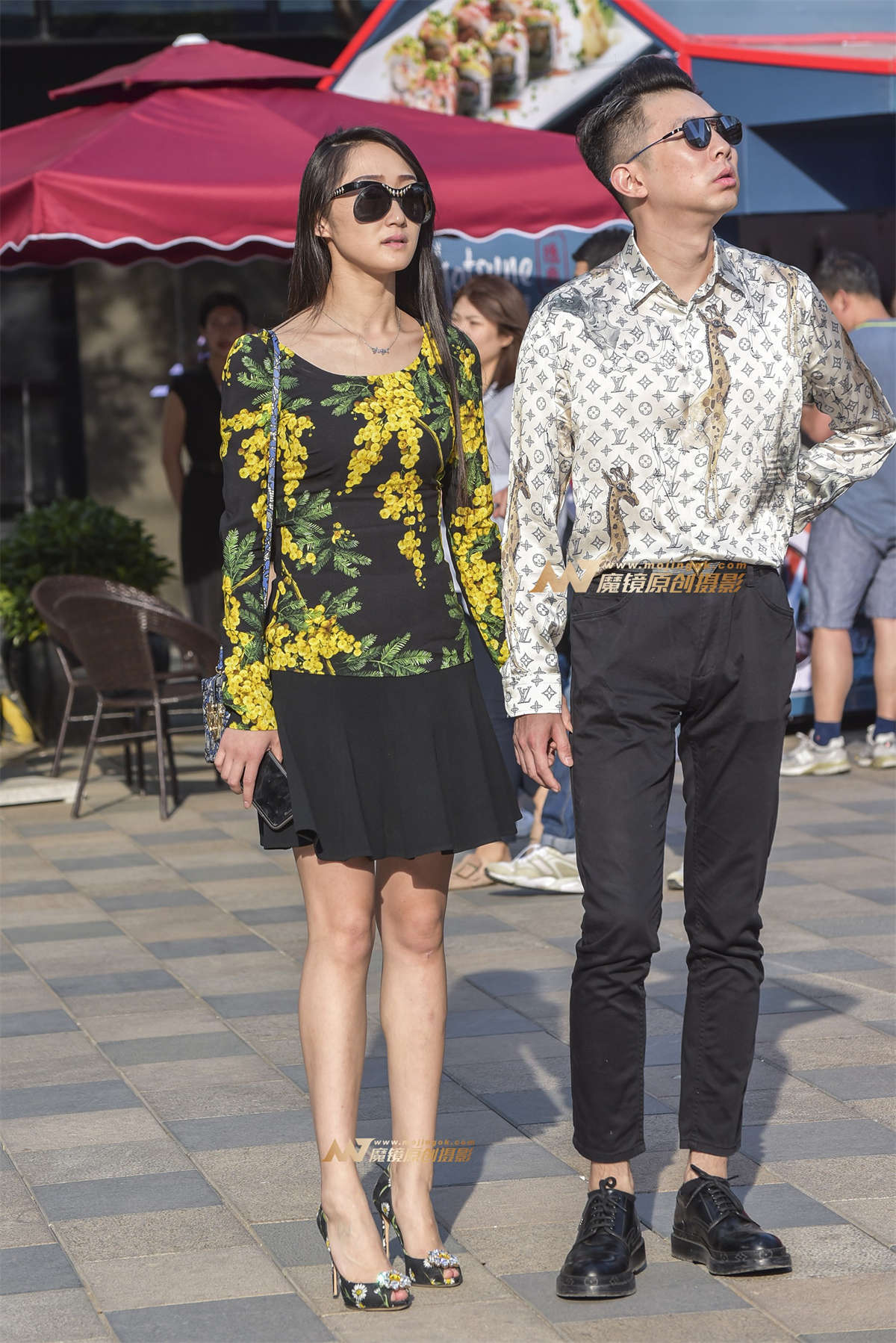 时尚墨镜高跟女-日更街拍