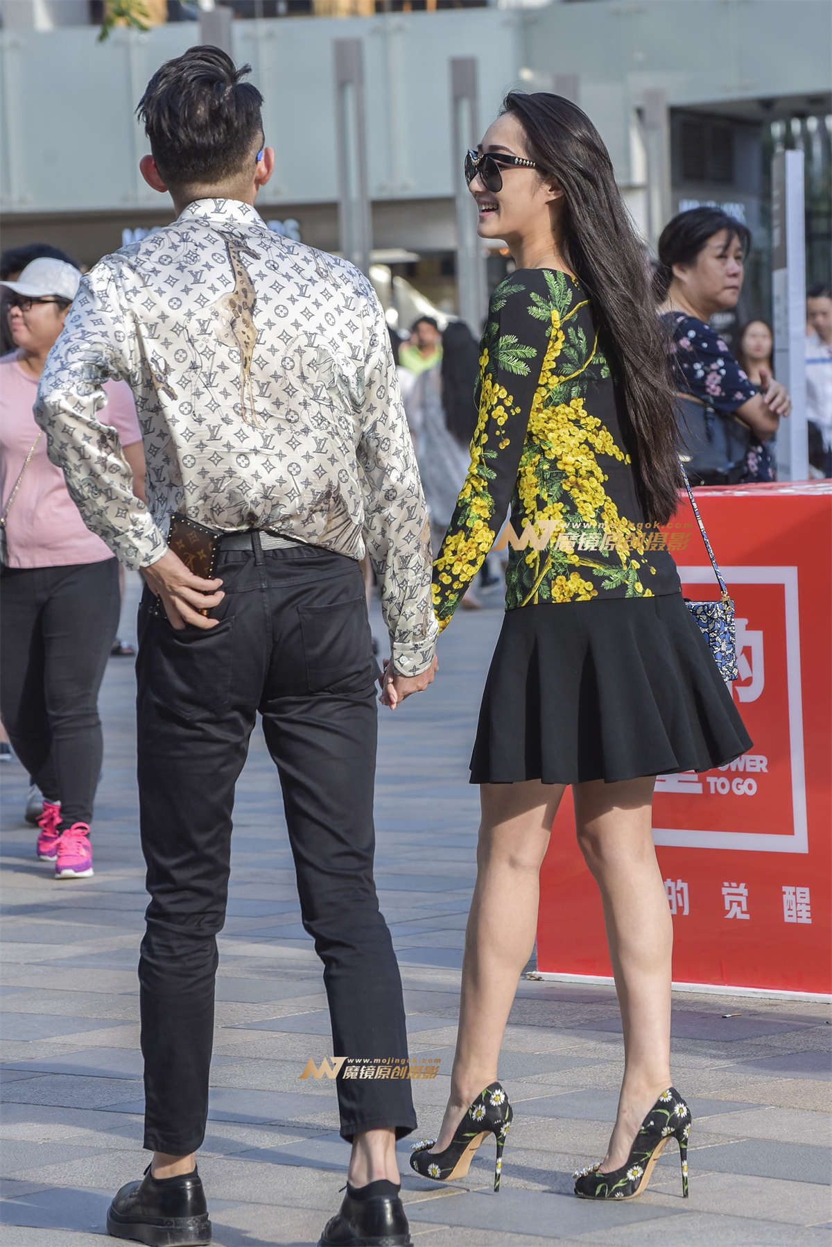 图片[2]-时尚墨镜高跟女-日更街拍