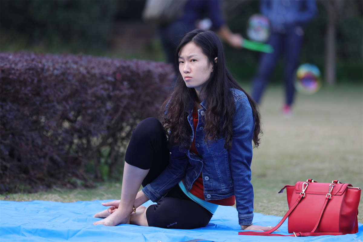 踏青公园街拍系列No.1236 修长美女倾情演绎高难度瑜珈专场 第3套-日更街拍