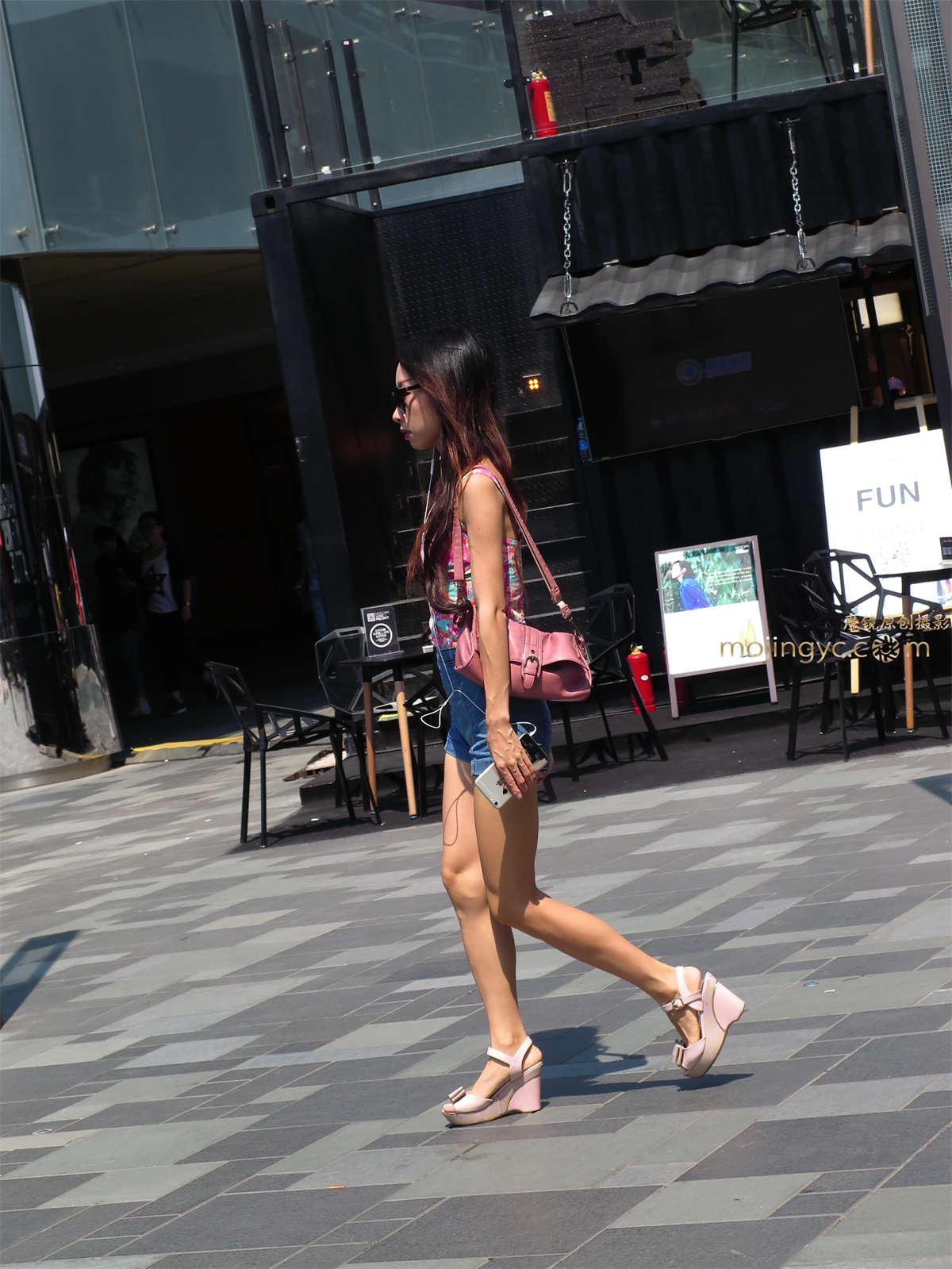 这个热裤美臀没的说-日更街拍