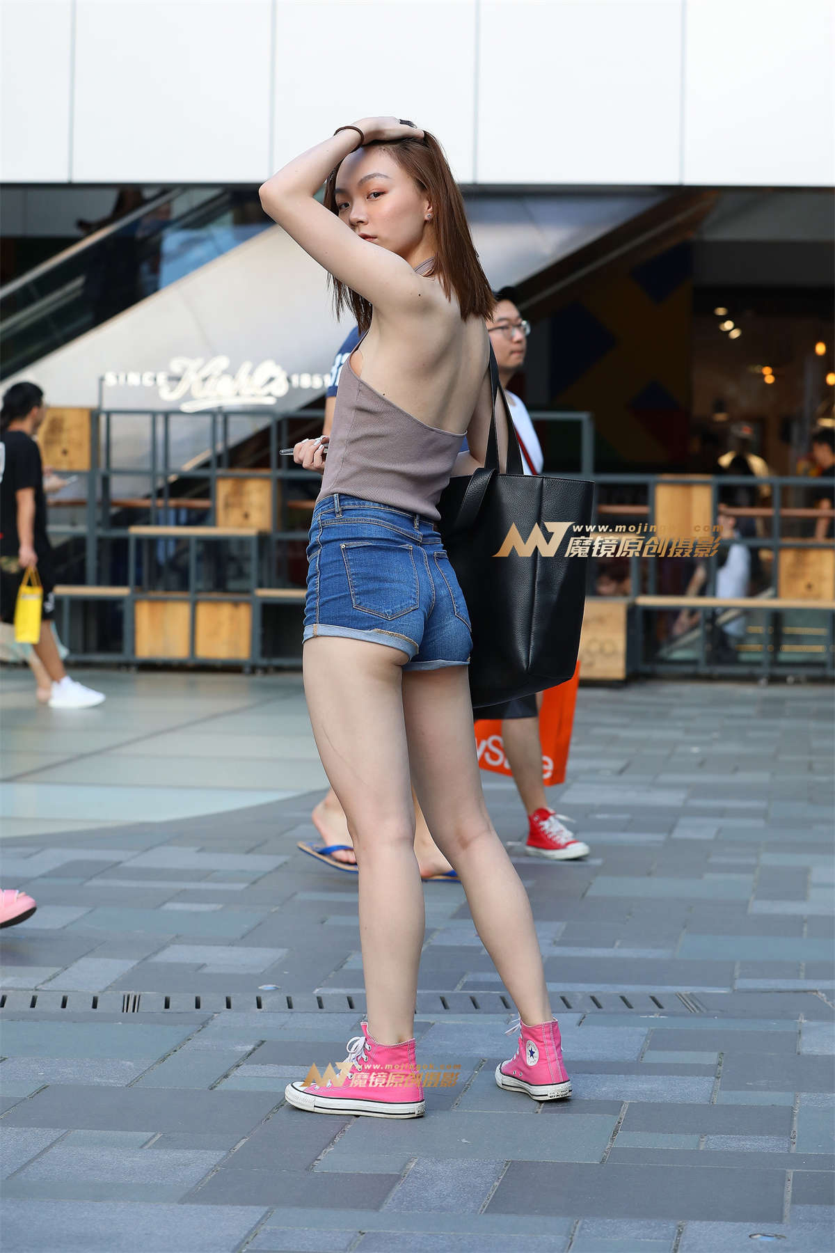 图片[2]-【视觉冲击赛贴】小背心，小月牙热裤MM-日更街拍