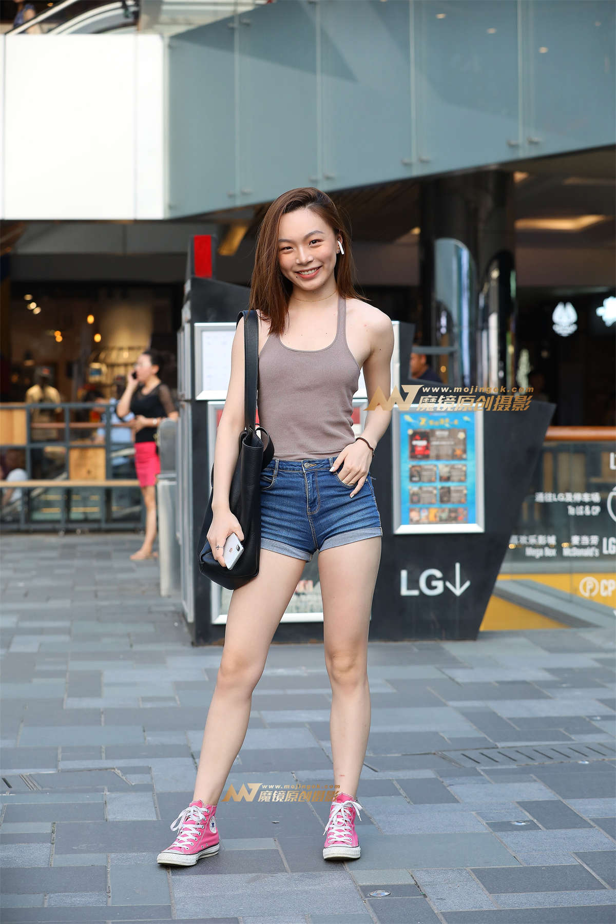 【视觉冲击赛贴】小背心，小月牙热裤MM-日更街拍