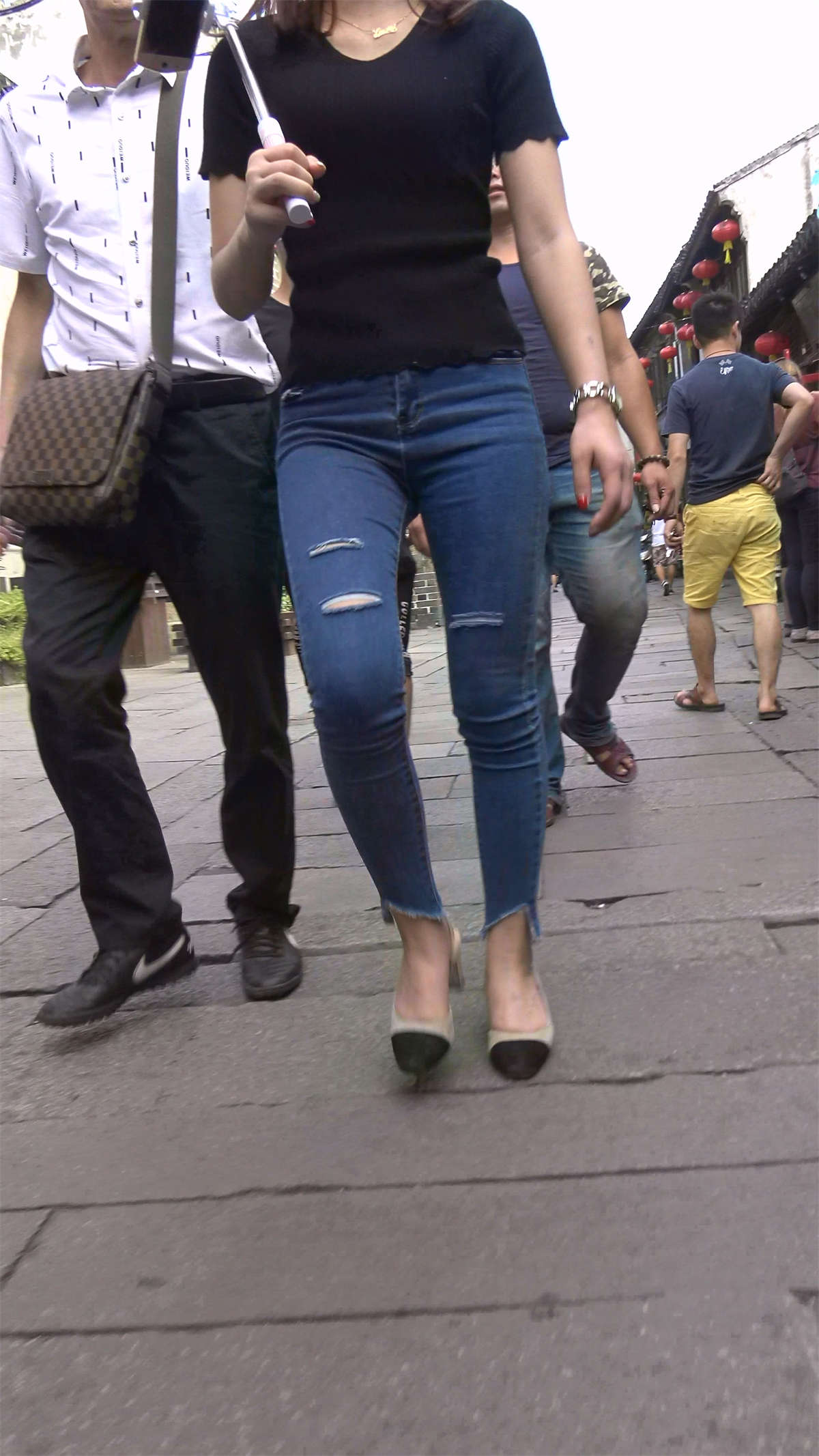 图片[2]-黑T恤紧身蓝牛俏皮可爱妹妹玩自拍-日更街拍