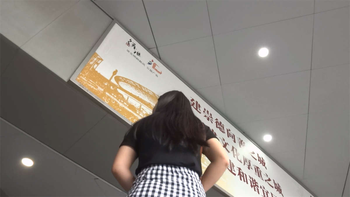 黑T恤格子裙美眉-日更街拍
