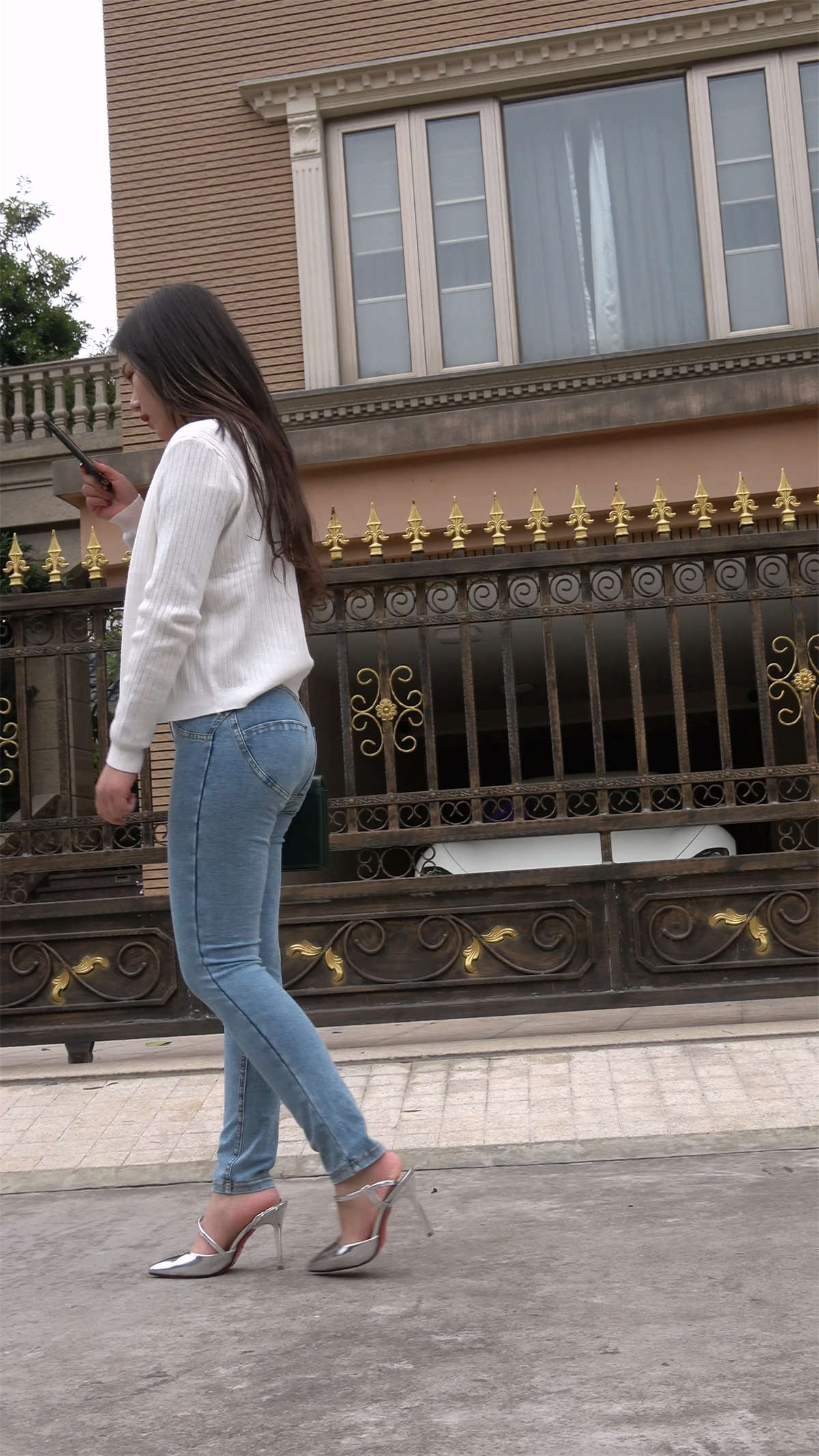 图片[2]-超紧牛仔裤美女外拍-日更街拍