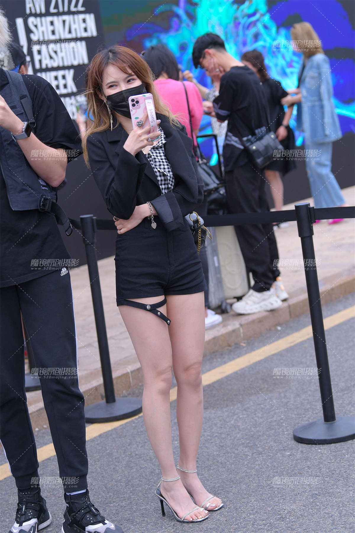 肉肉的热裤大白腿-日更街拍