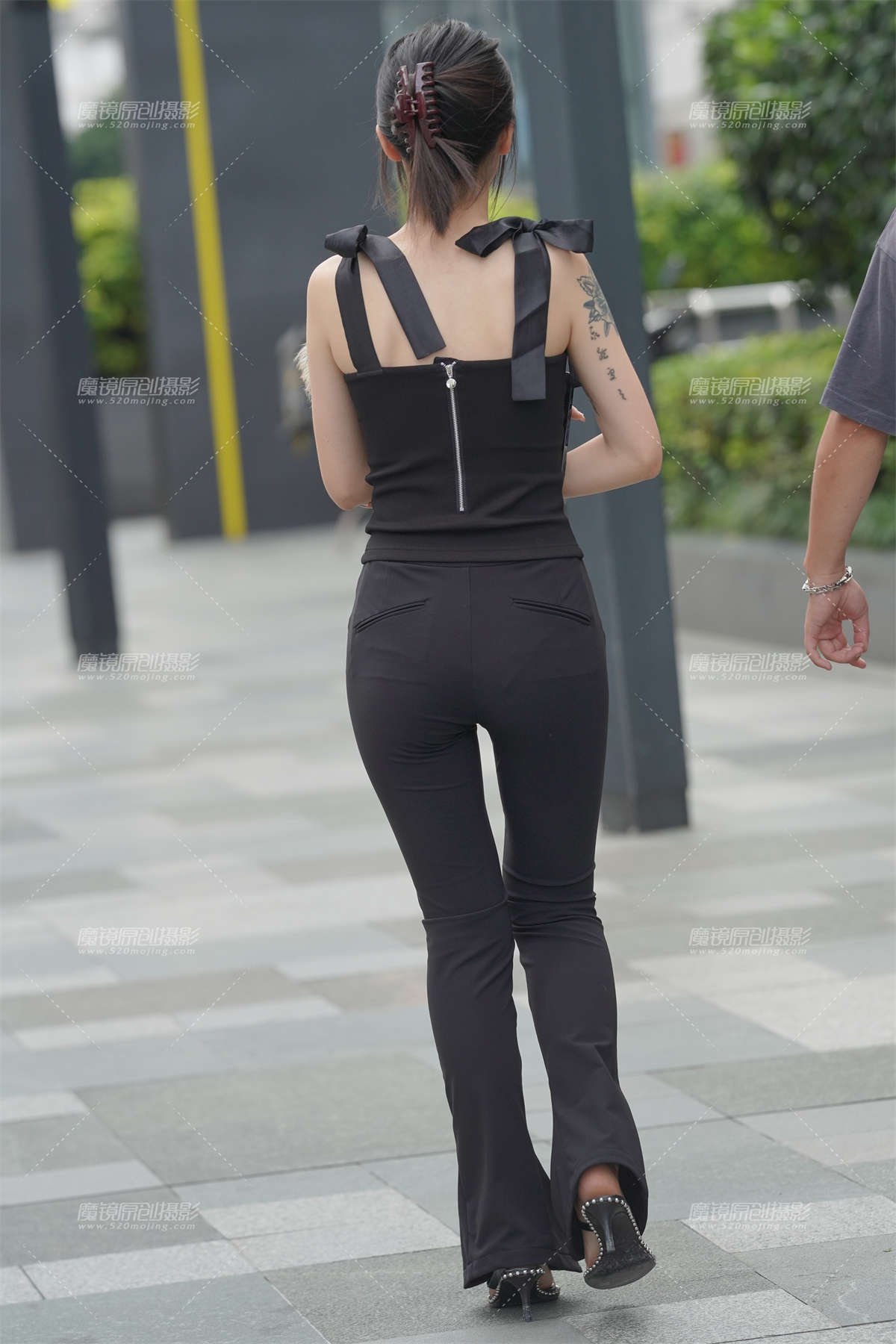 图片[2]-小姐姐的身材真不错-日更街拍