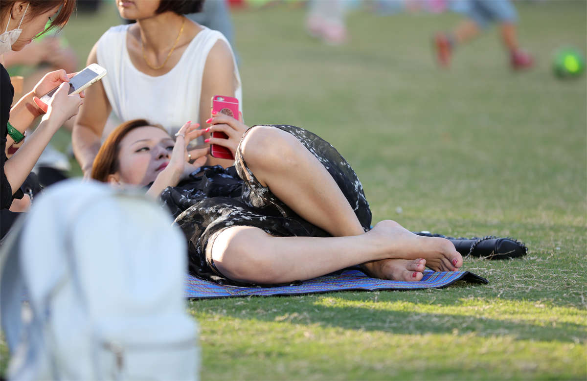 图片[2]-踏青公园街拍系列No.1044 流行的“颜值爆表”可以放心地来形容这位美女-日更街拍