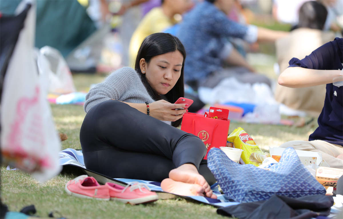 图片[2]-踏青公园街拍系列No.973 典雅端庄的美女，露脚侧躺的姿势分外诱惑 第1套-日更街拍