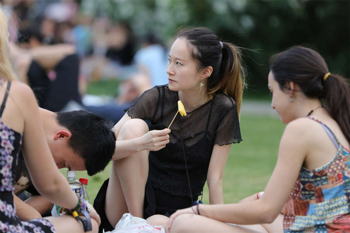 图片[2]-踏青公园街拍系列No.1748 喜欢看清瘦美女的，这个雪肌女孩肯定对味-日更街拍