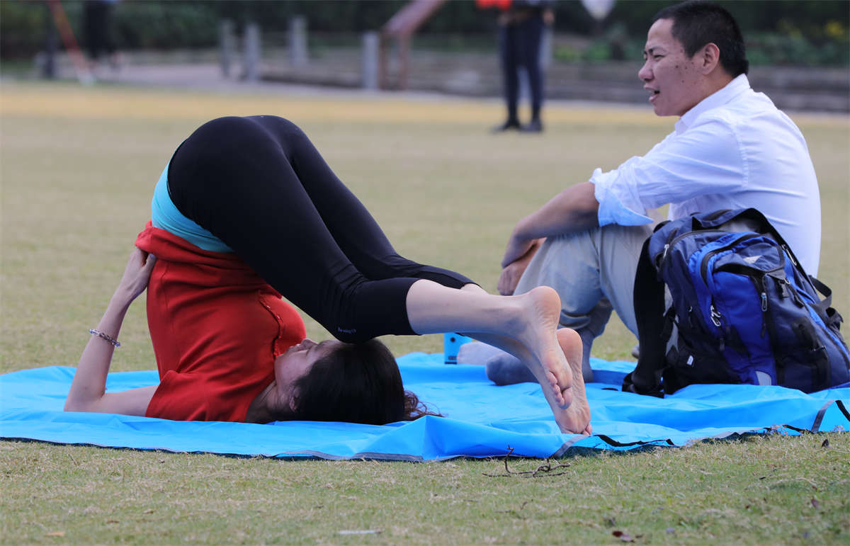 图片[2]-踏青公园街拍系列No.1237 修长美女倾情演绎高难度瑜珈专场 第2套-日更街拍