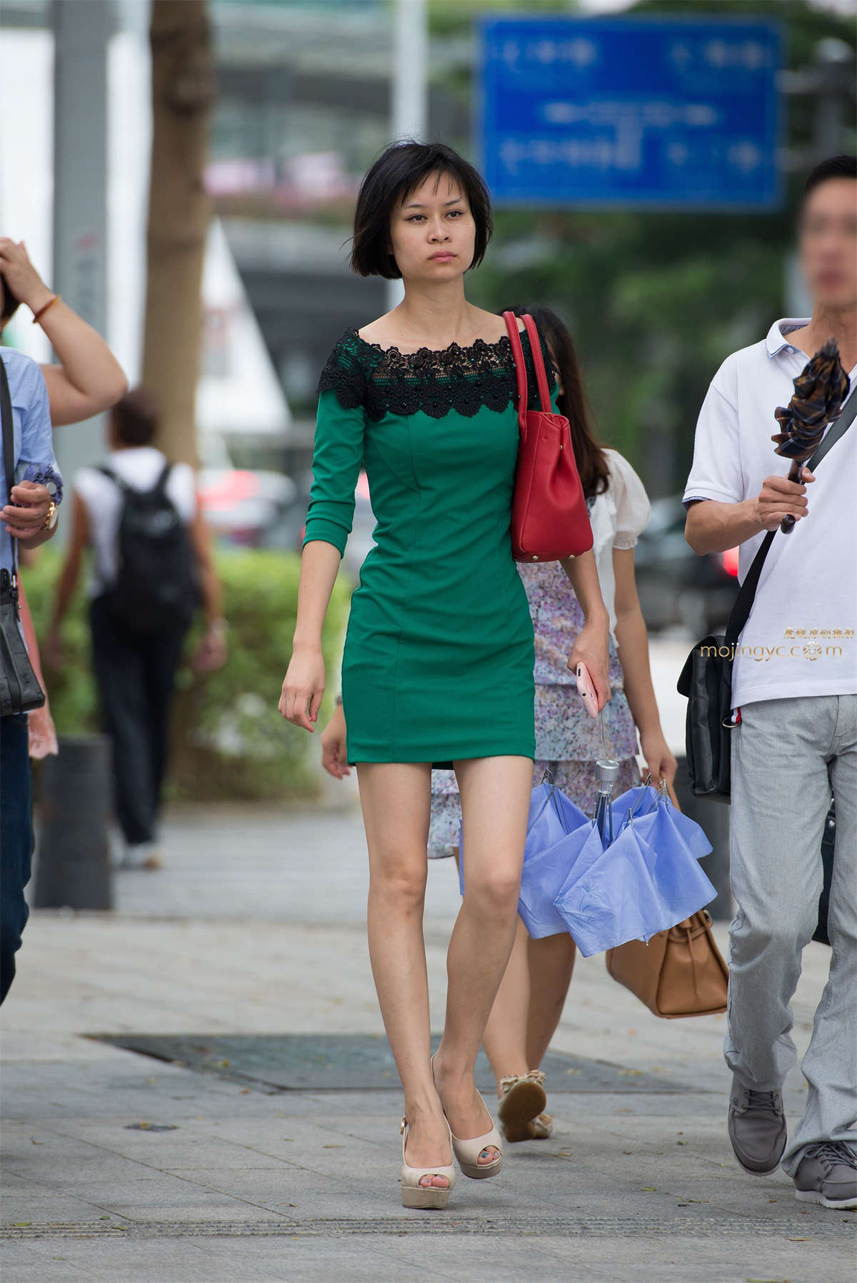 连衣短裙，裸腿，鱼嘴高跟-日更街拍