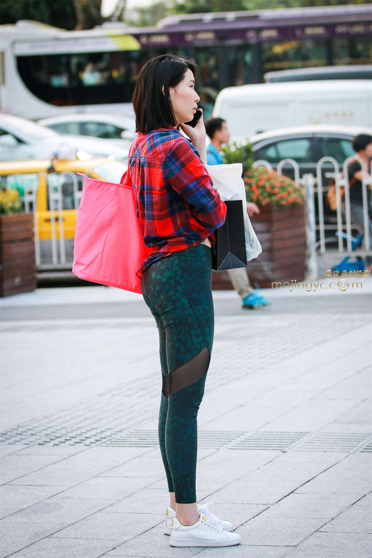 性感肥臀紧身裤-日更街拍