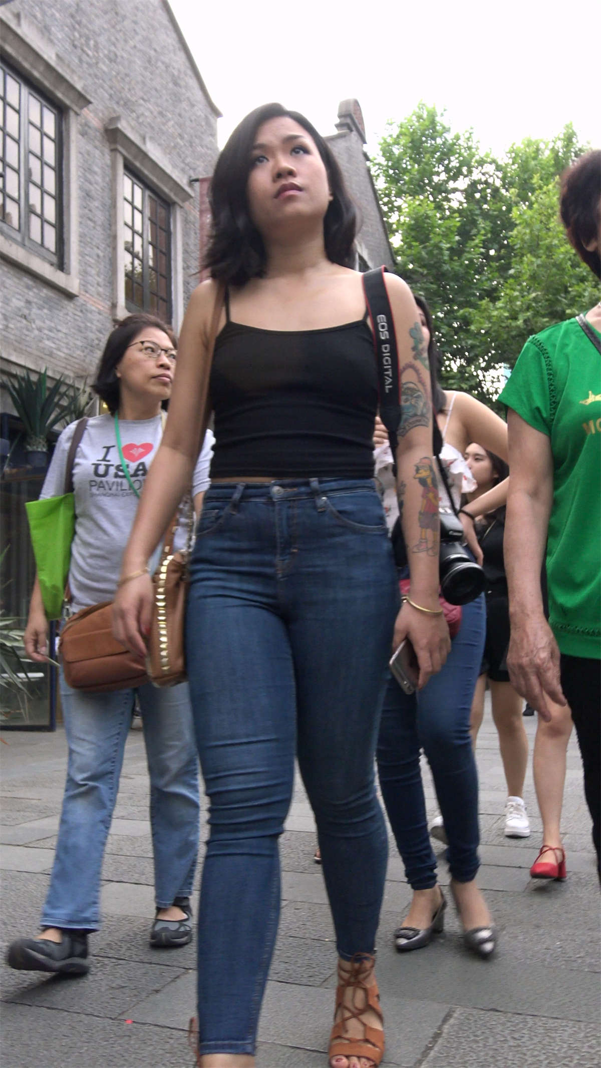 图片[2]-黑色吊带衫紧身蓝牛性感美女-日更街拍