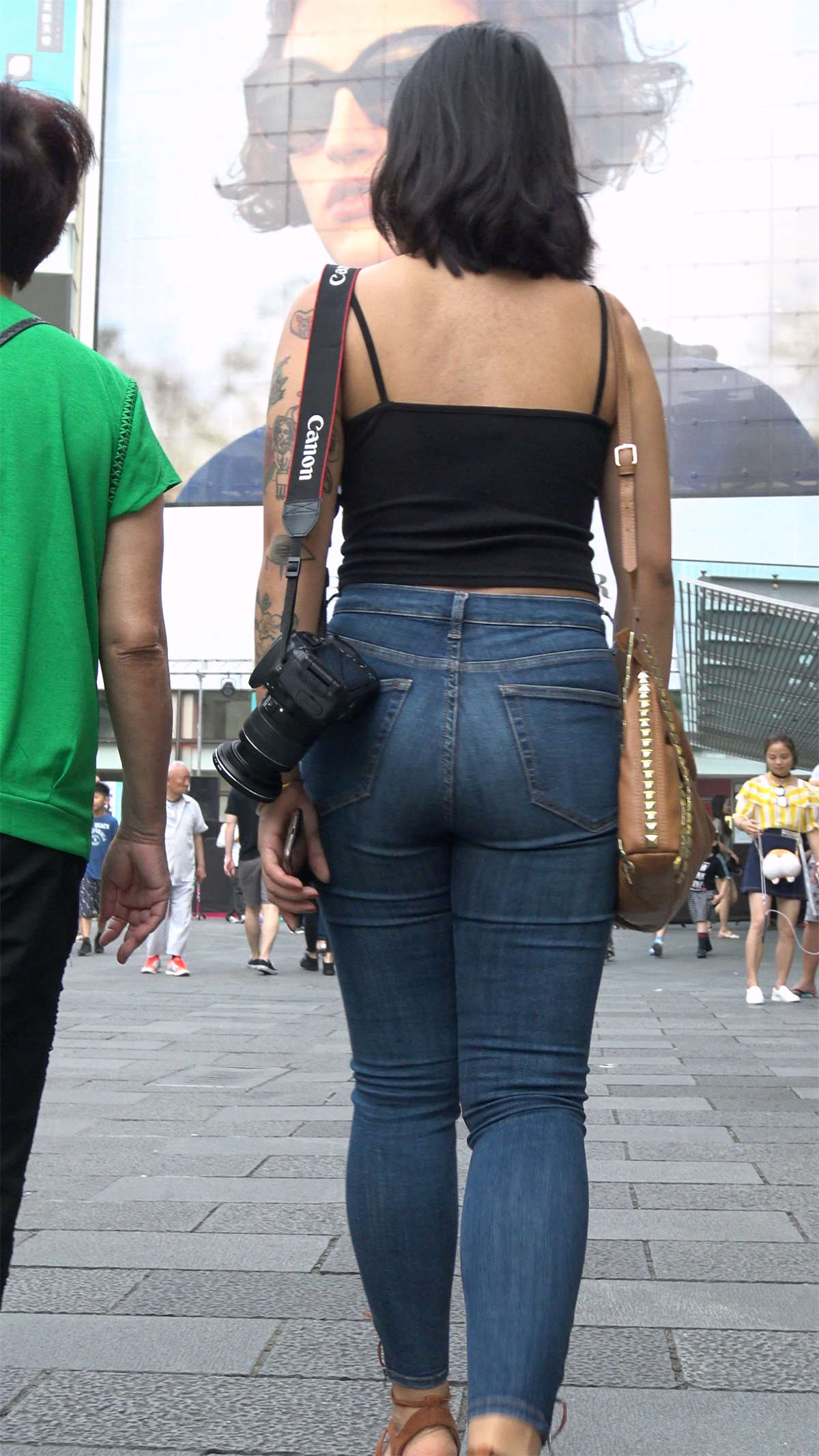 黑色吊带衫紧身蓝牛性感美女-日更街拍