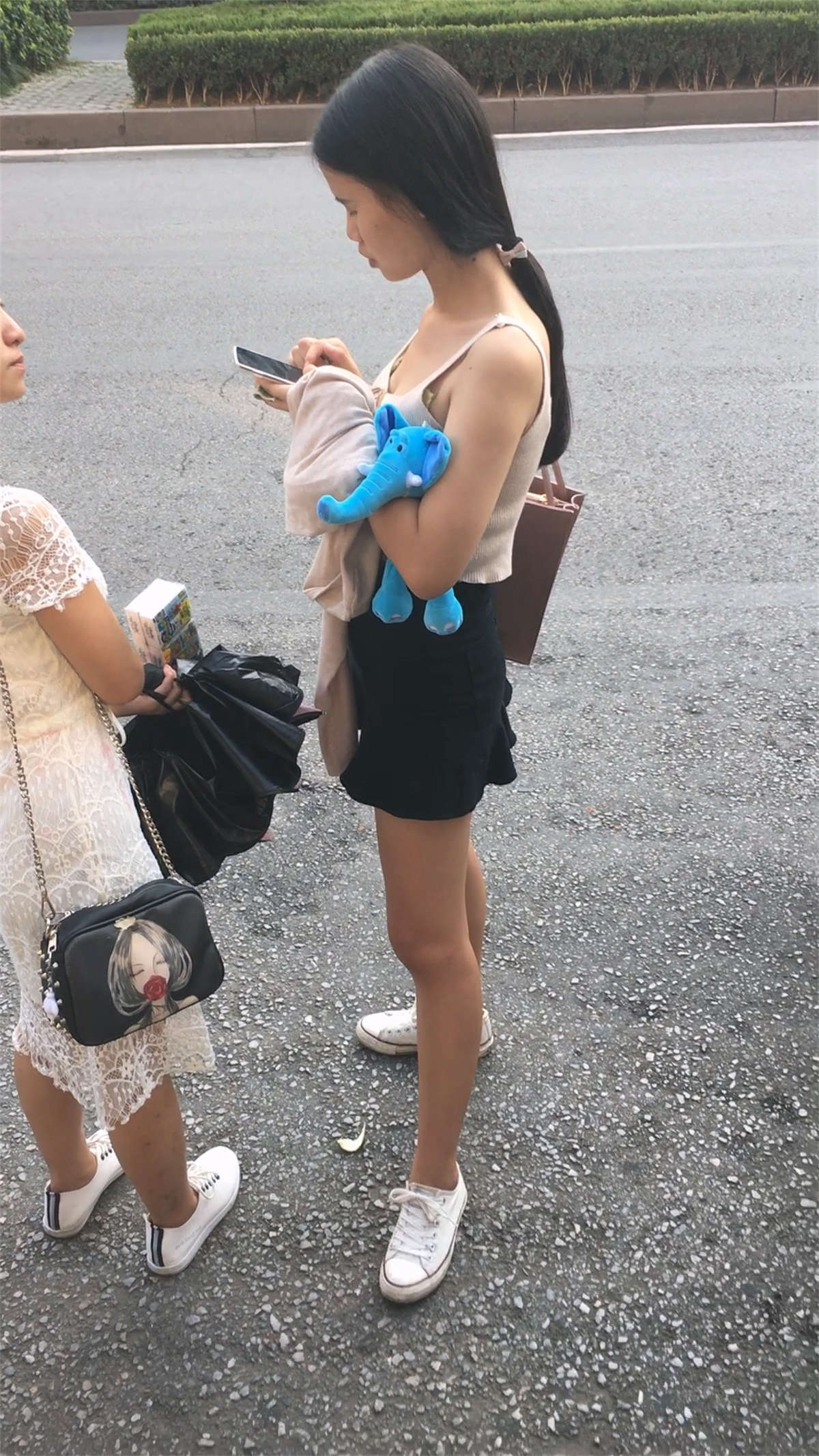 吊带背心小美女的沟沟坎坎-日更街拍