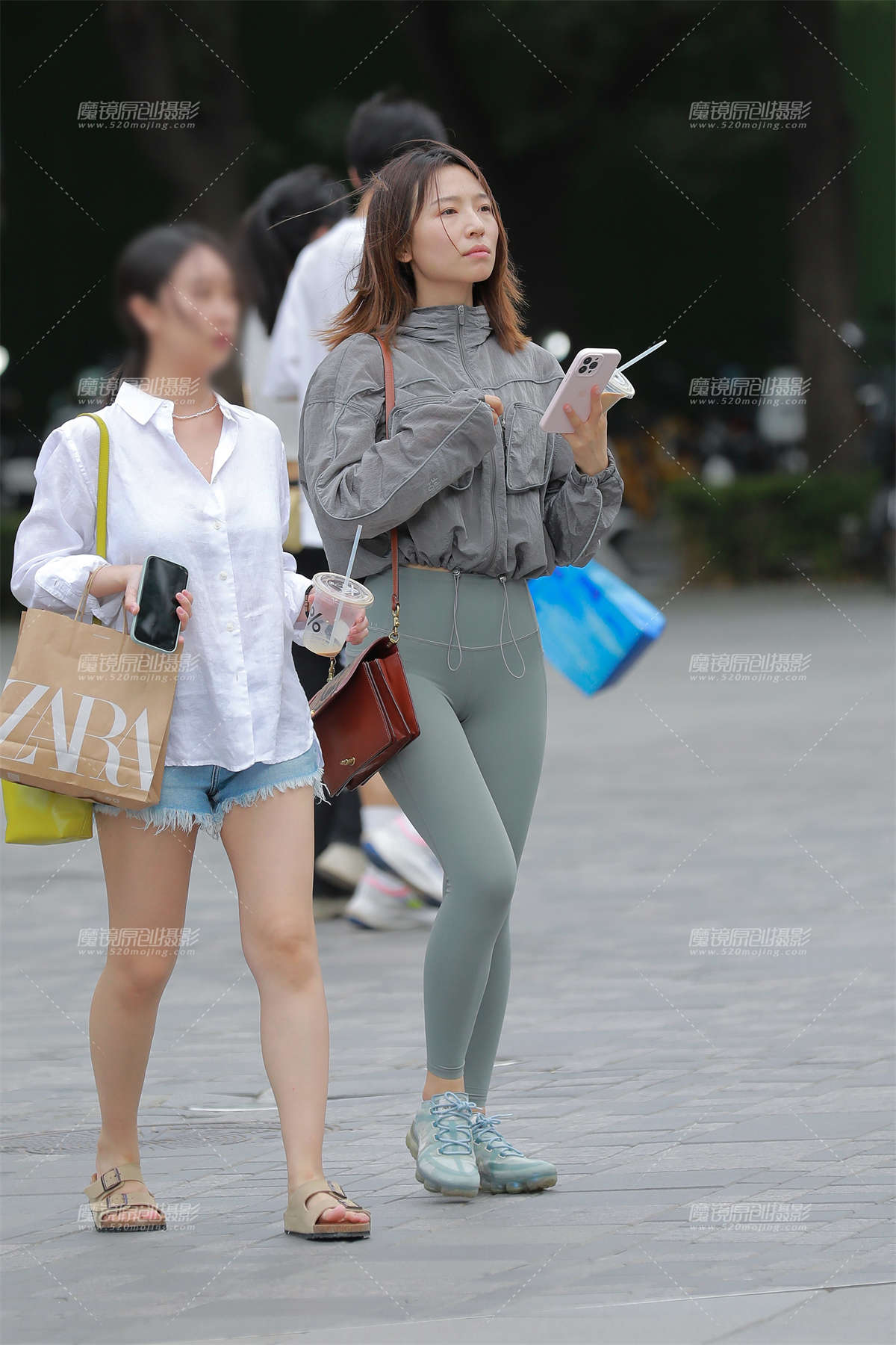 图片[2]-等公交车的小姐姐-日更街拍