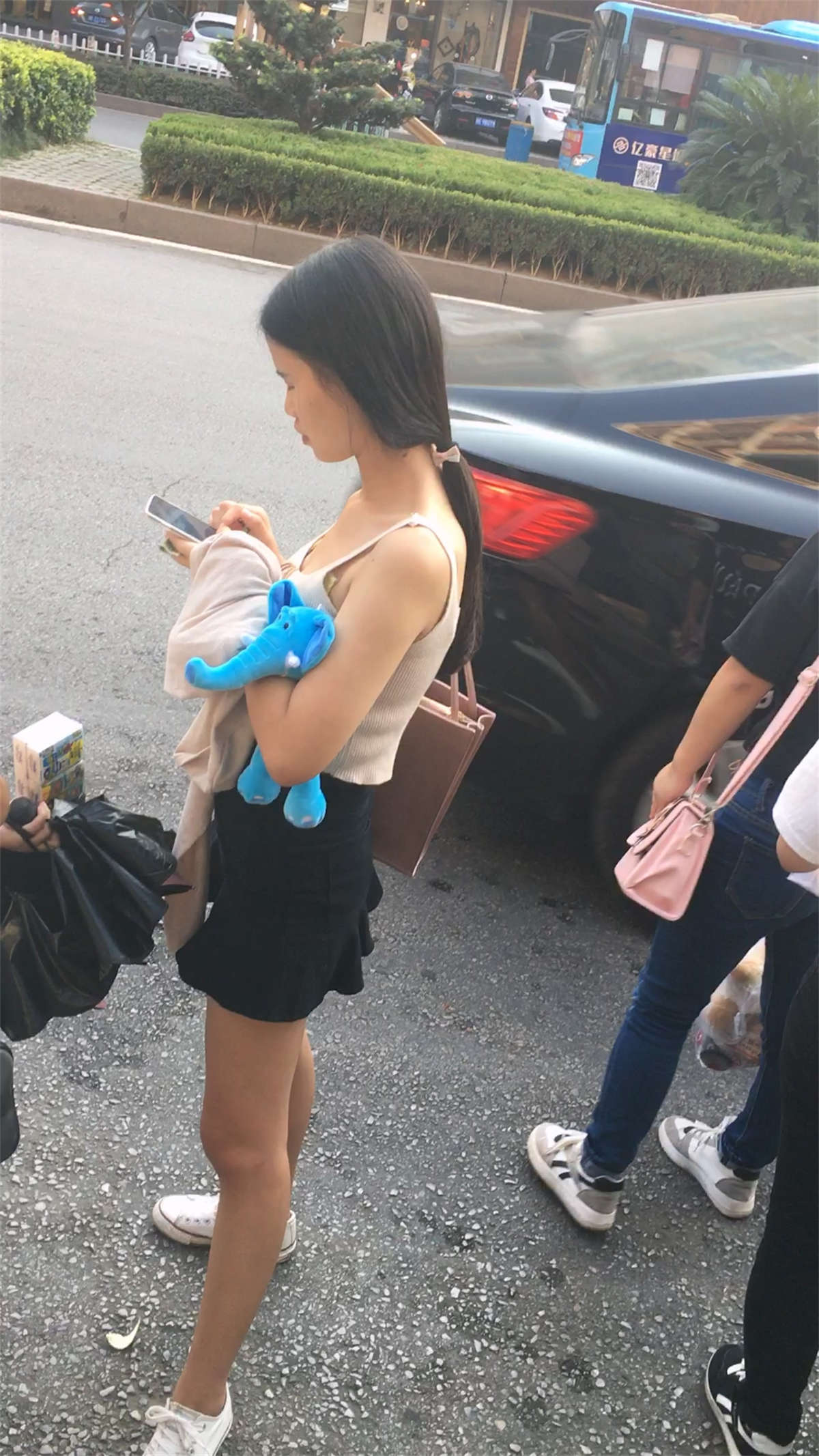 图片[2]-吊带背心小美女的沟沟坎坎-日更街拍