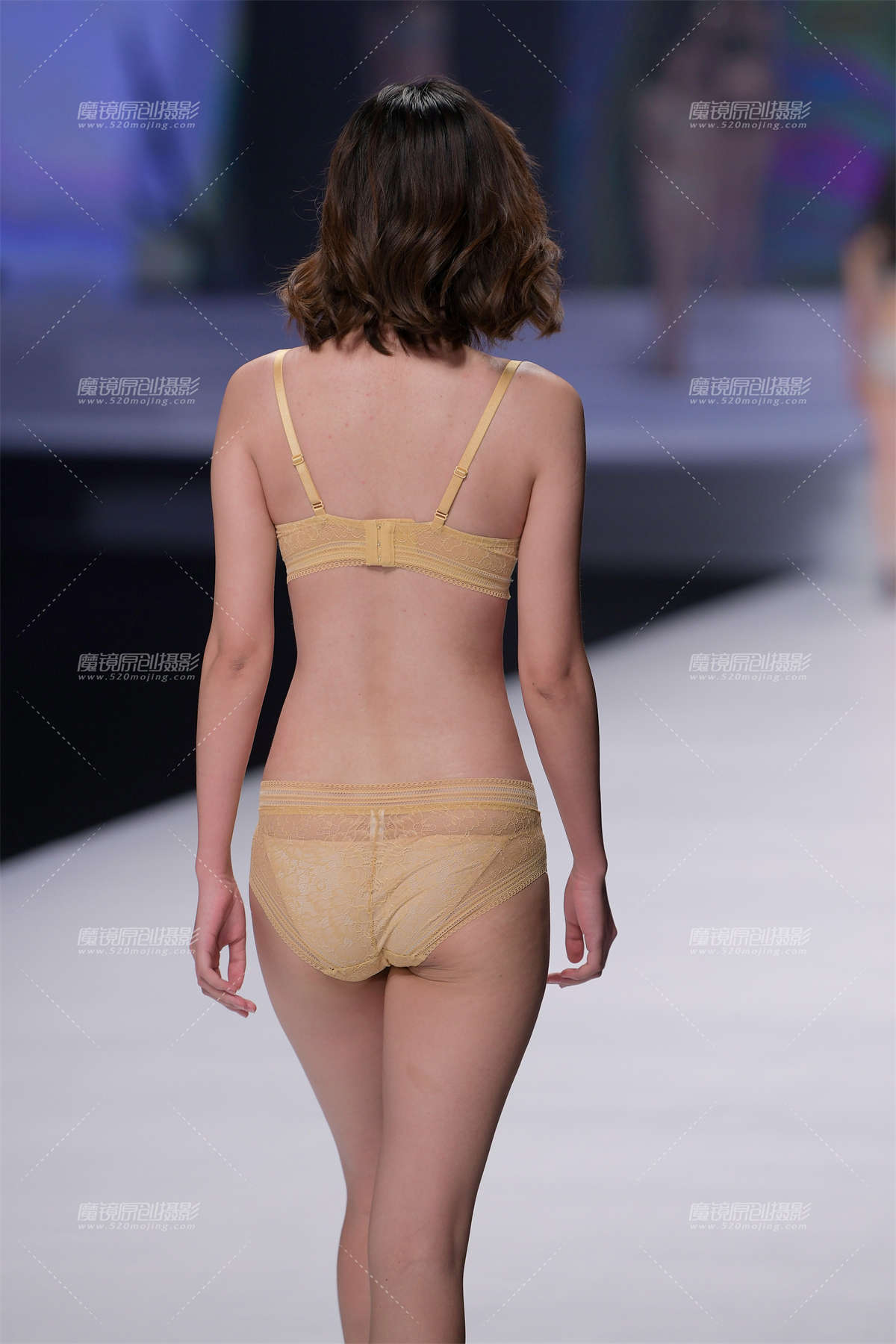 图片[2]-大型T台内衣秀，一贴俩模-日更街拍