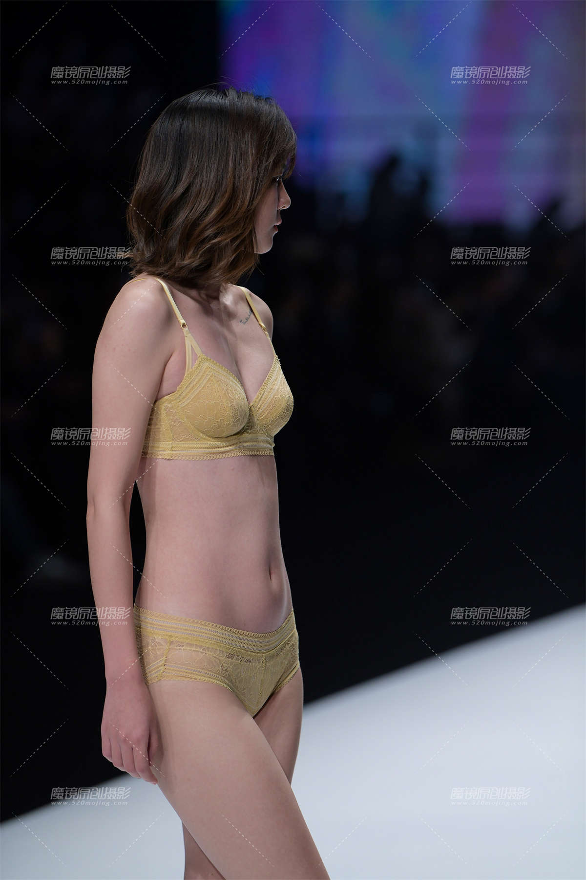 大型T台内衣秀，一贴俩模-日更街拍