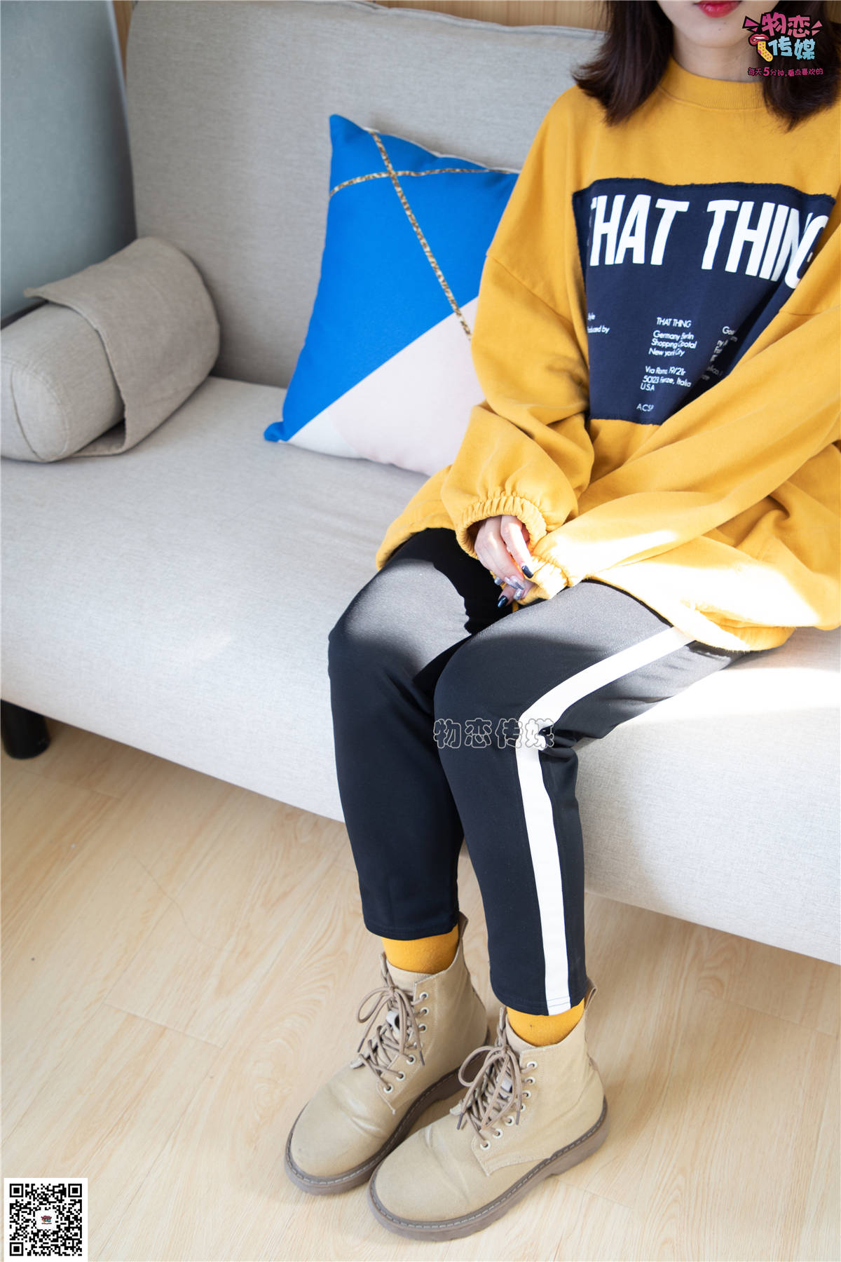 图片[2]-物恋传媒No.083期：思薇-暖黄色棉袜与马丁靴-日更街拍