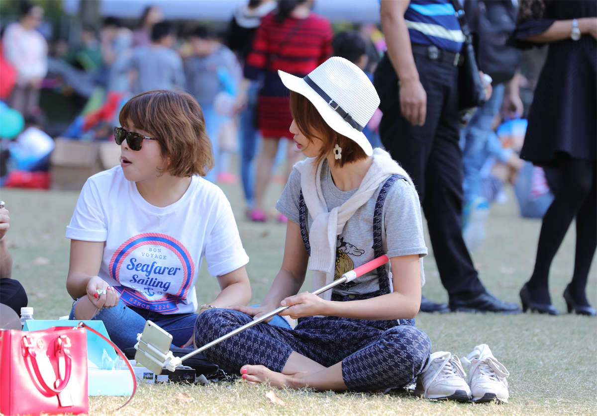 图片[2]-踏青公园街拍系列No.1045 漂亮MM的一双长趾艳足露得有些矜持-日更街拍