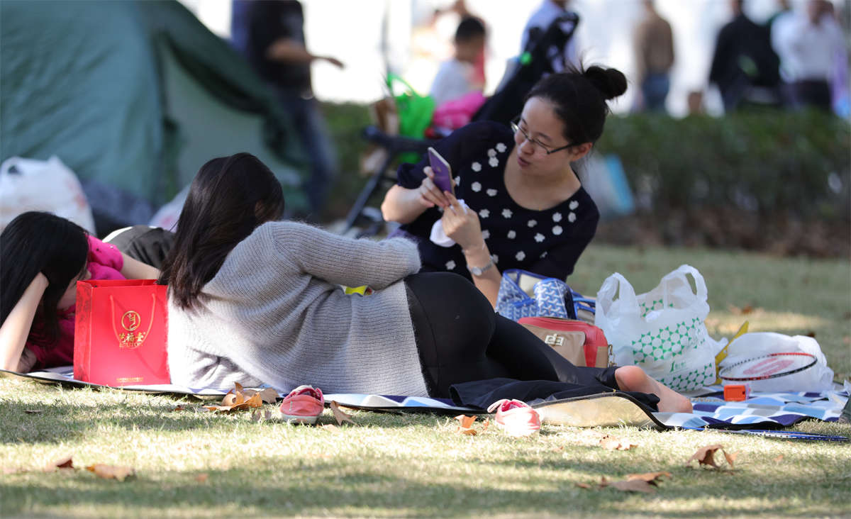 图片[2]-踏青公园街拍系列No.974 典雅端庄的美女，露脚侧躺的姿势分外诱惑 第2套-日更街拍