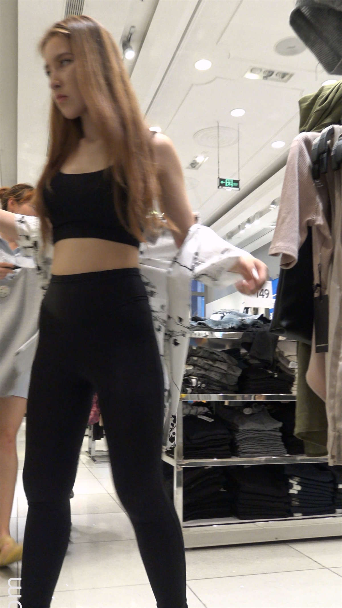 图片[2]-服装店试衣服的紧身弹力裤美女-日更街拍