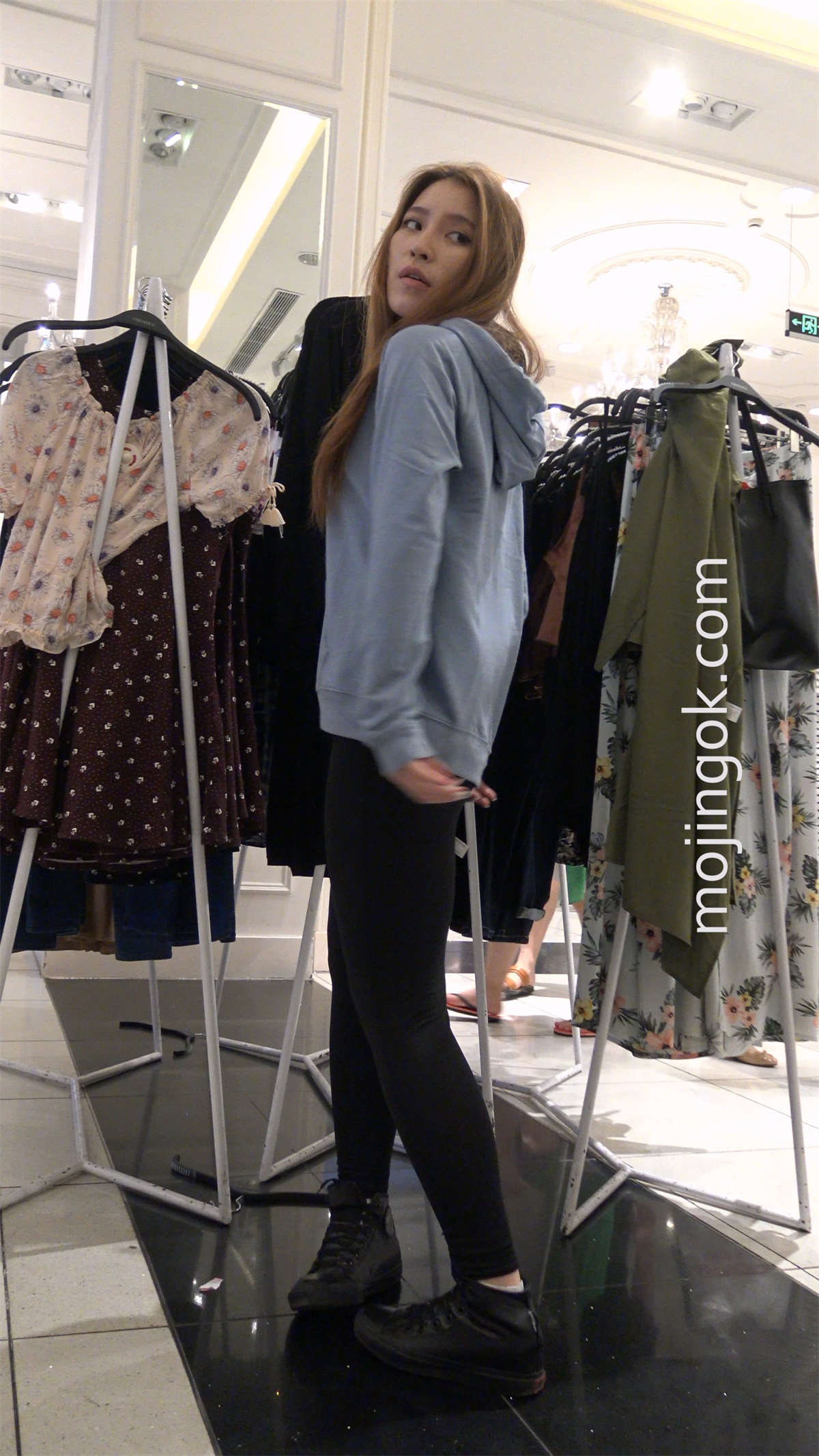 服装店试衣服的紧身弹力裤美女-日更街拍