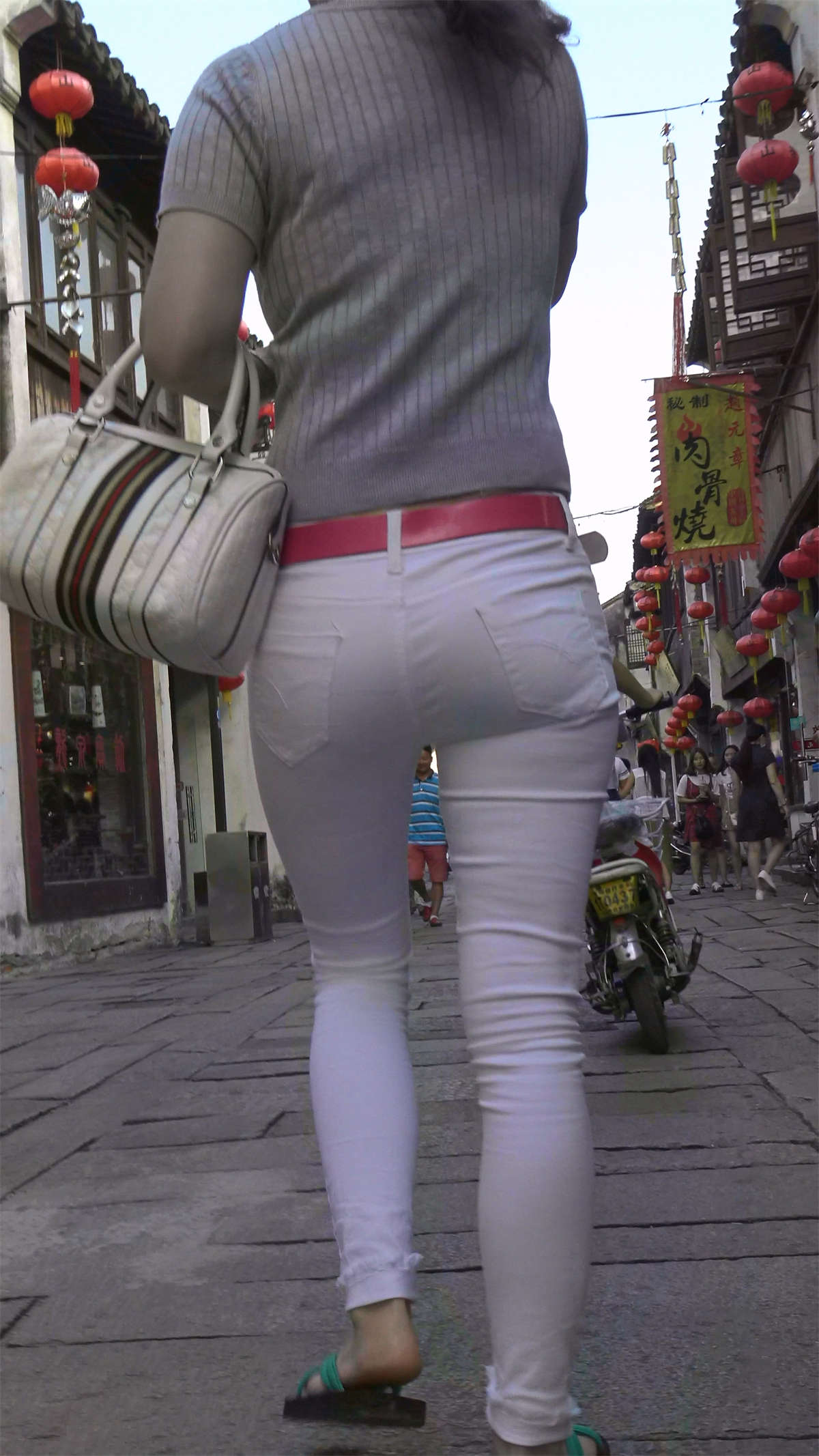 灰色毛衣白色紧身裤波涛汹涌街拍美女-日更街拍