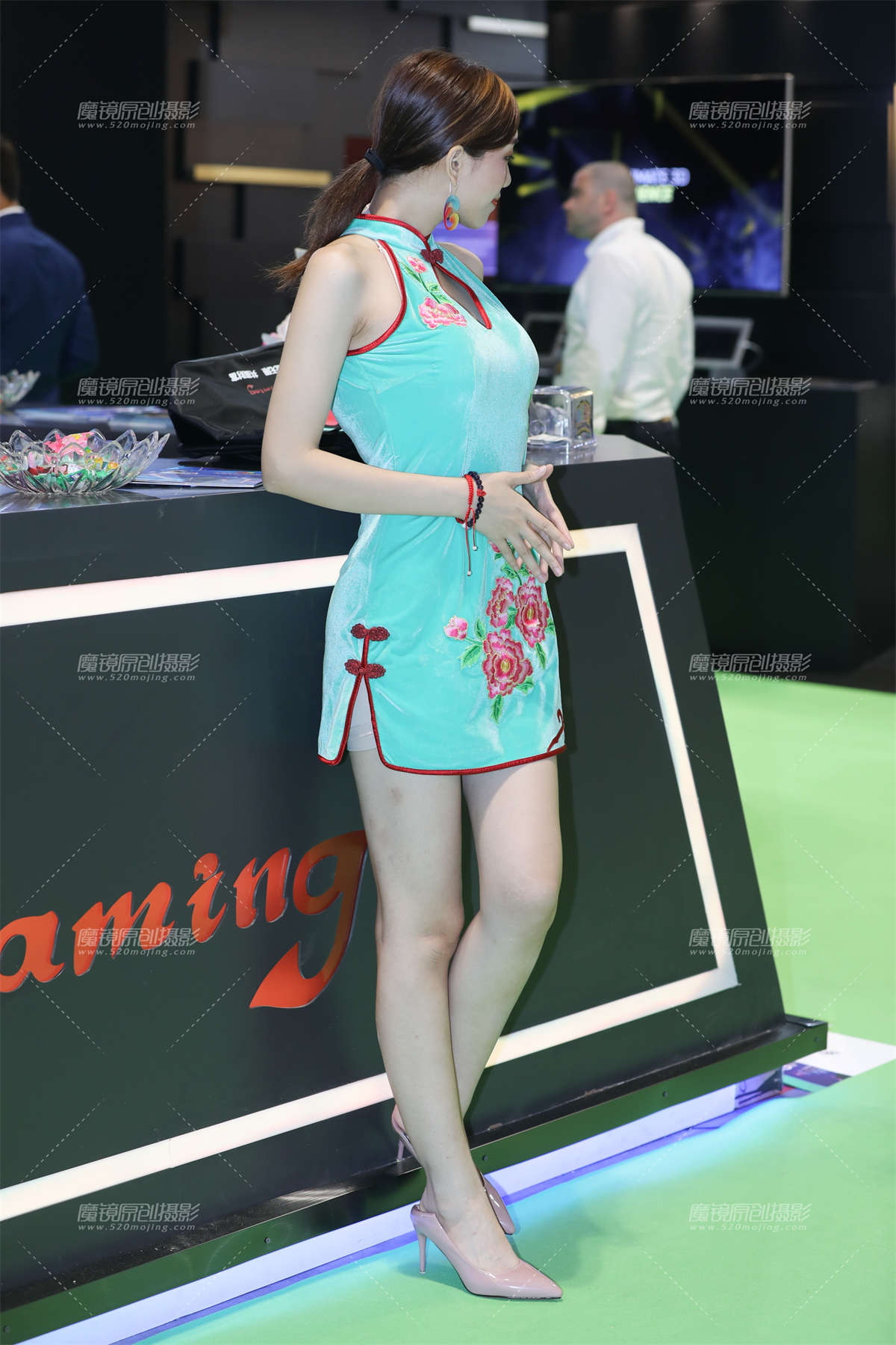 图片[2]-绒面旗袍魅惑小姐姐-日更街拍