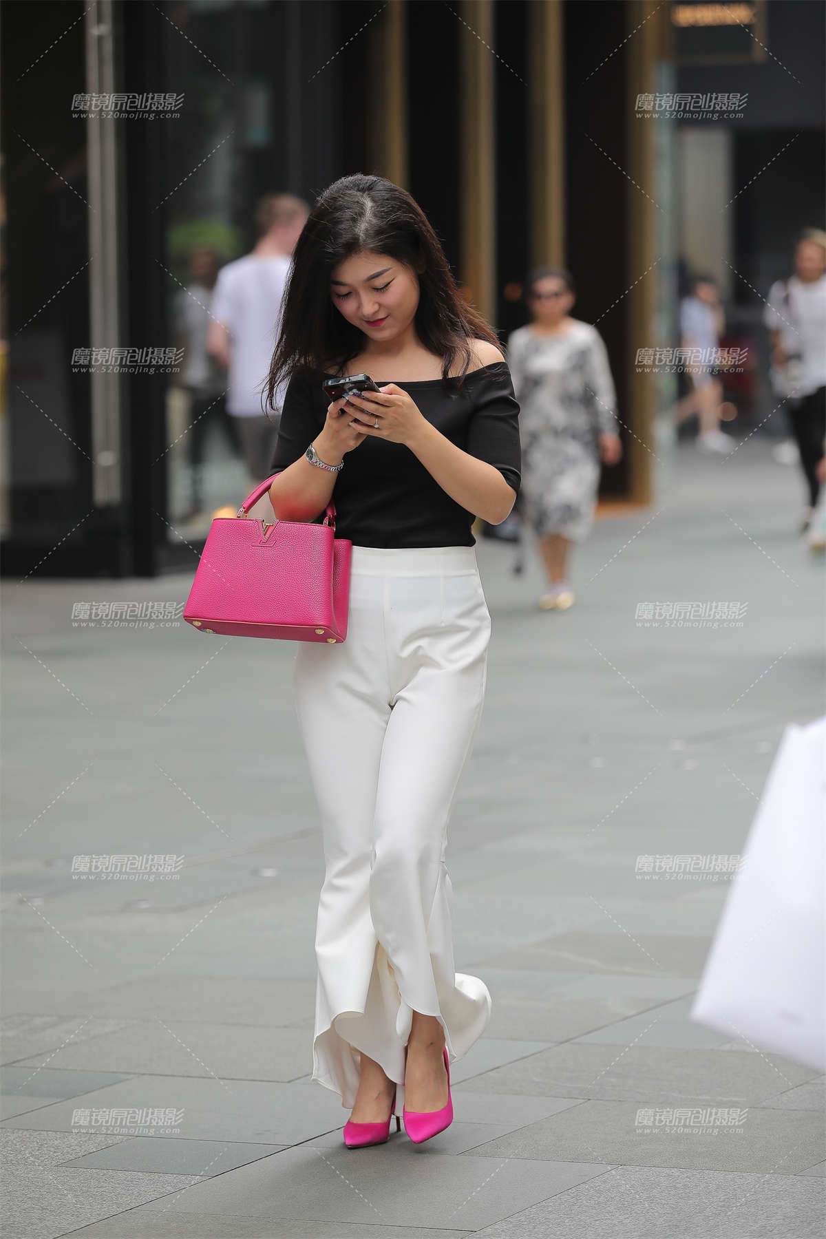 可爱脸蛋的轻熟女 越看越喜欢-日更街拍