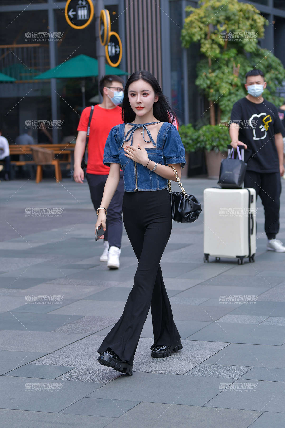 【视觉冲击赛贴】黑丝紧身喇叭裤美女-日更街拍