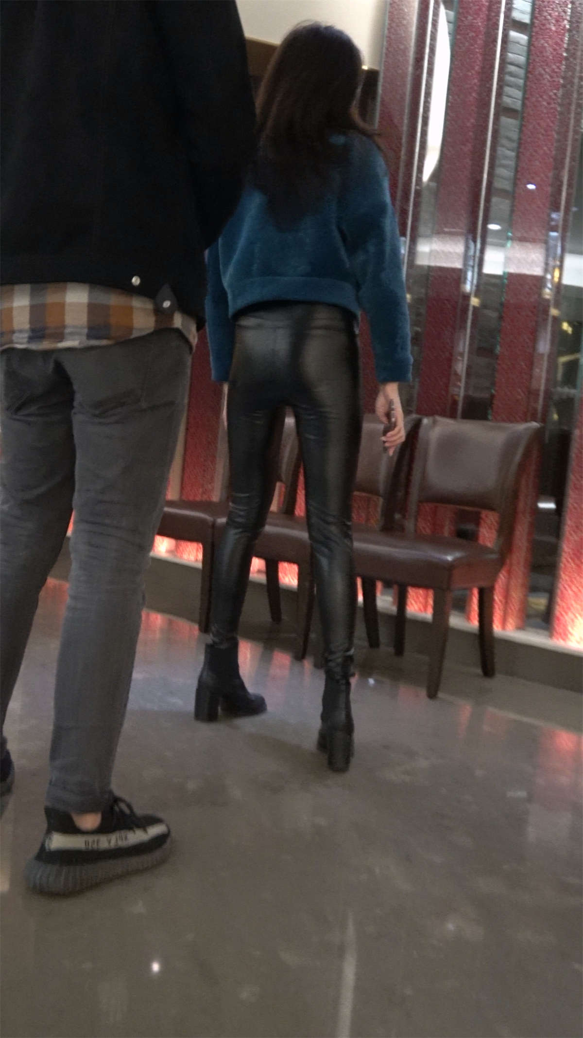 图片[2]-极品身材美臀皮裤女神-日更街拍