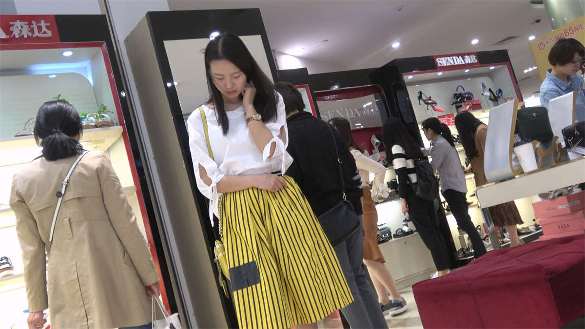 黄色短裙少女试穿高跟凉鞋-日更街拍