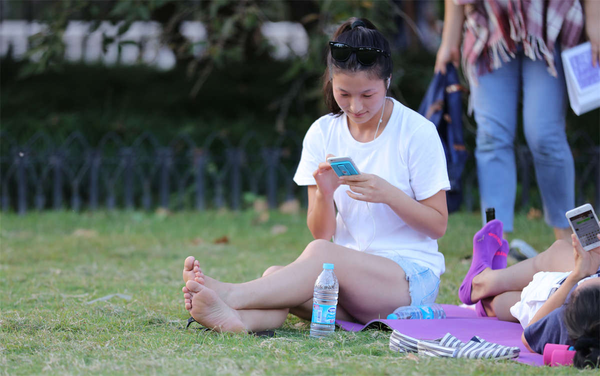 图片[2]-踏青公园街拍系列No.1238 又一位女神初长成，看着她从女孩成长为女人第2套-日更街拍