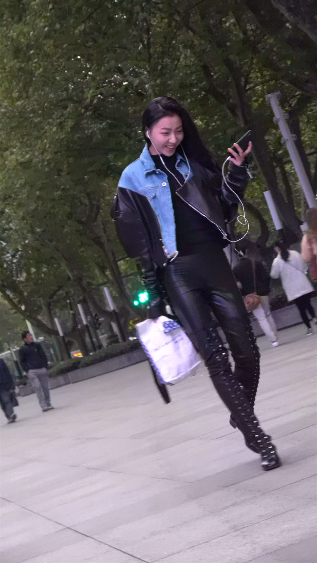 图片[2]-高挑街拍皮裤美女-日更街拍