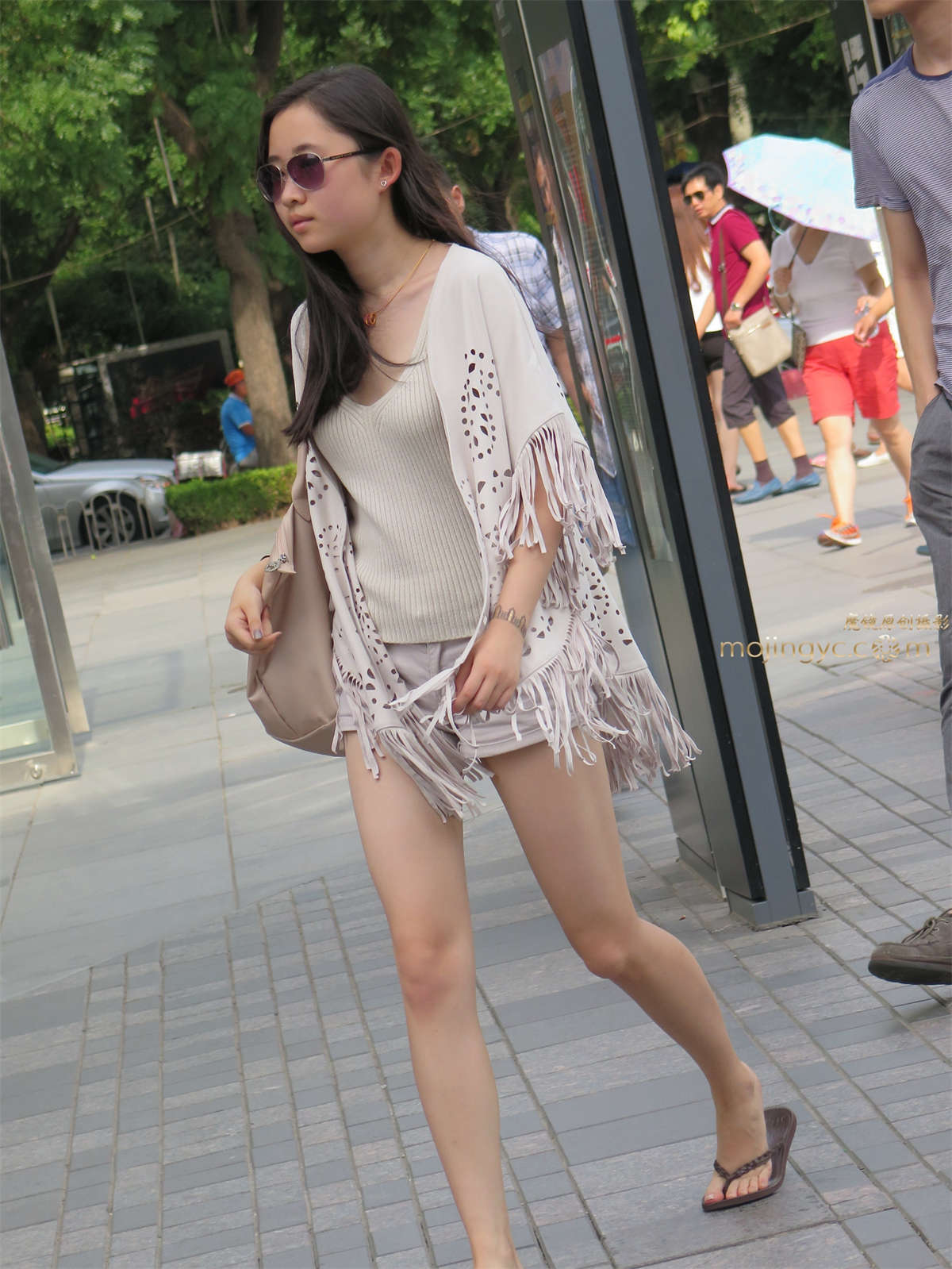 图片[2]-走得很快的热裤美女【11P】-日更街拍