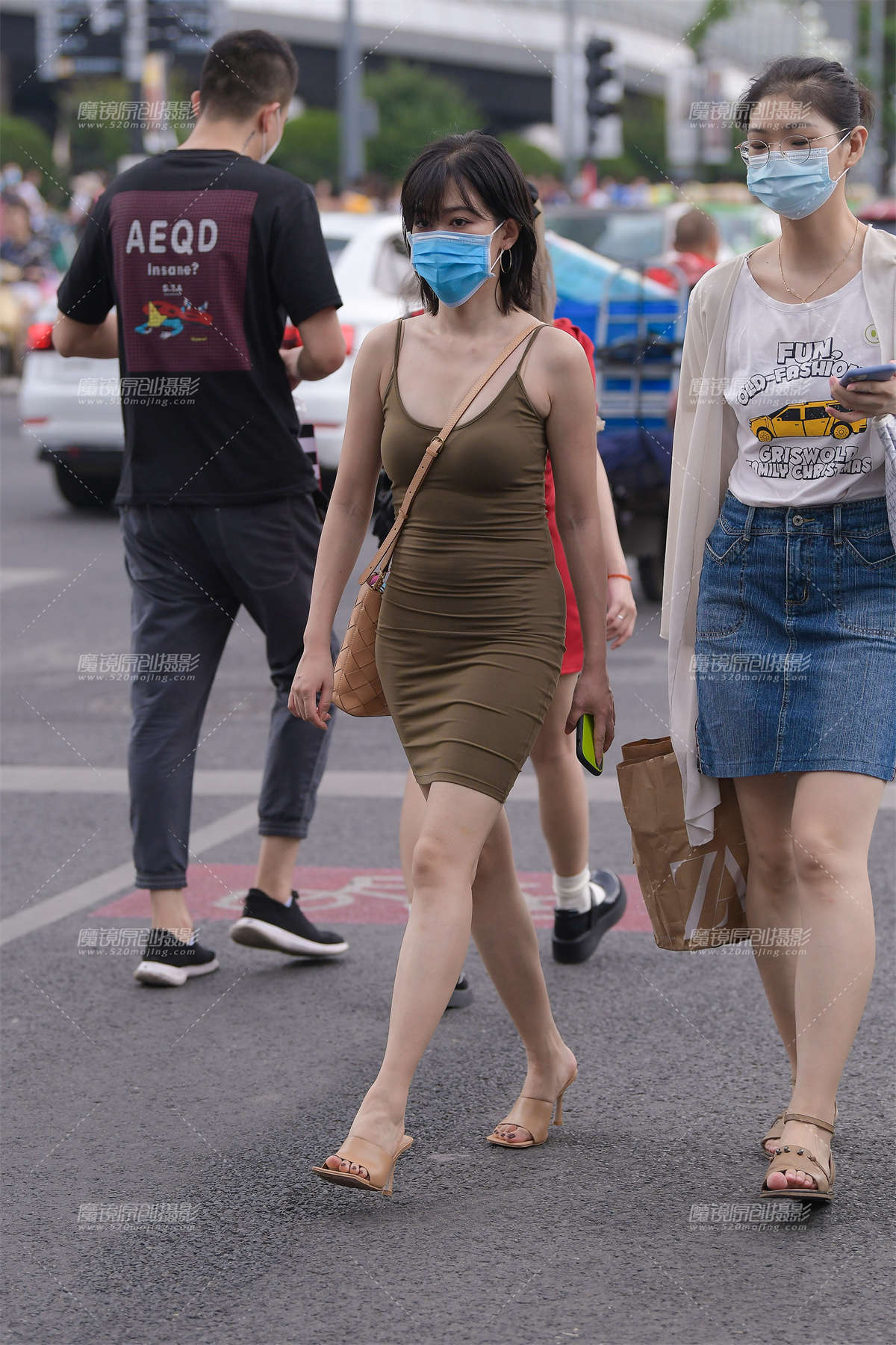吊带包臀裙美女-日更街拍