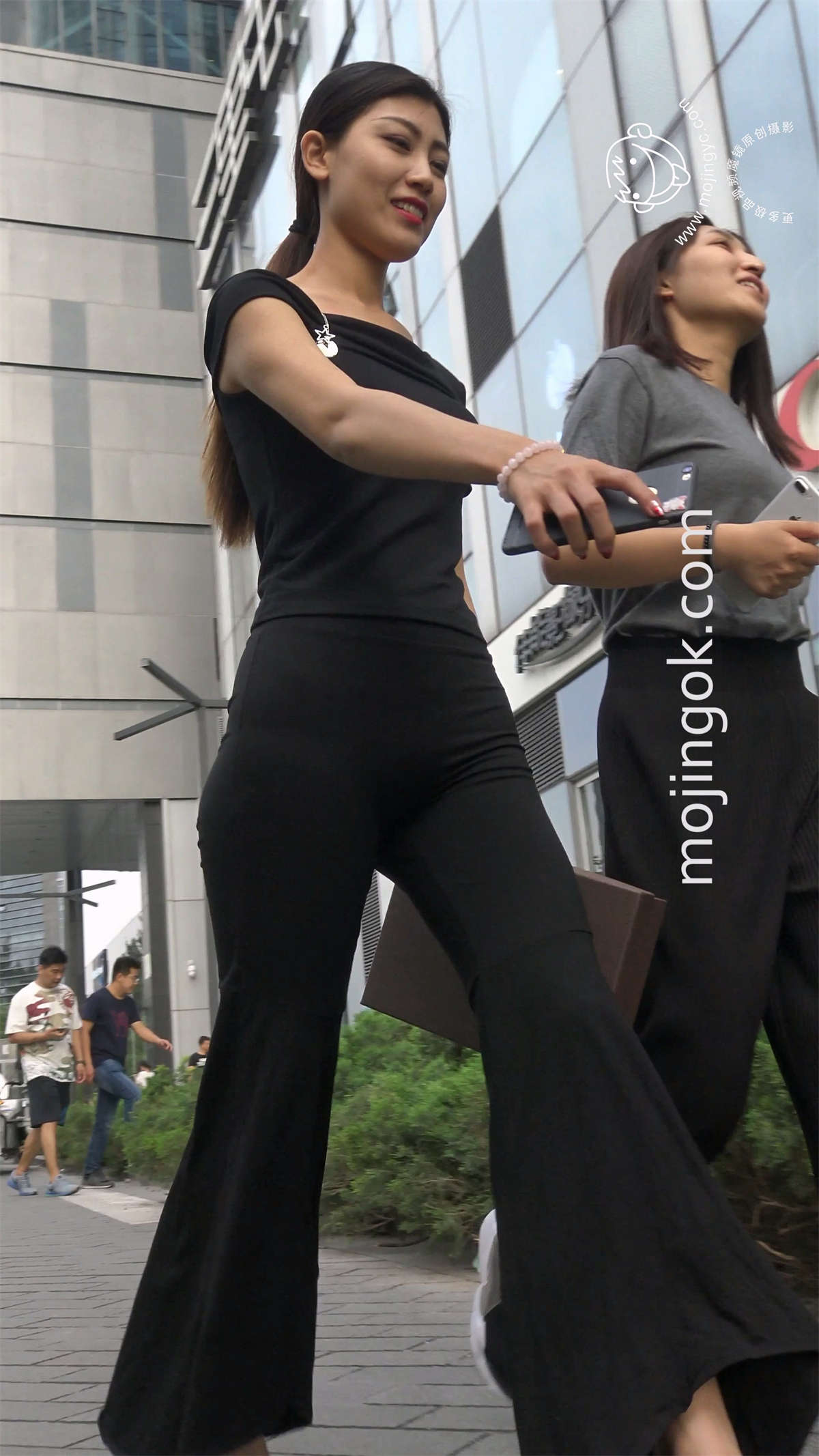 黑衣黑裤御姐范美女-日更街拍