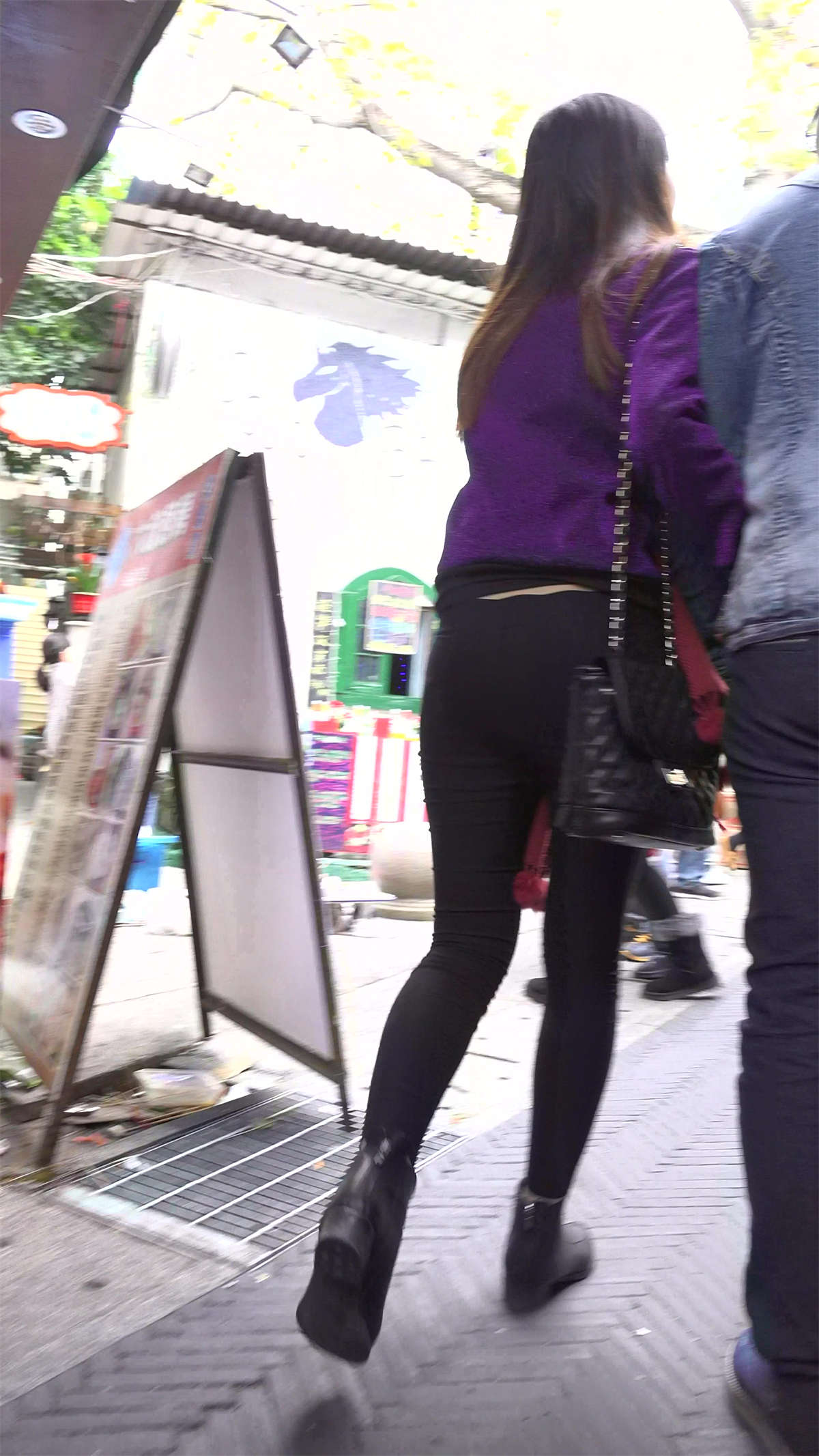 图片[2]-极品黑色紧身裤紫色外套街拍美臀-日更街拍