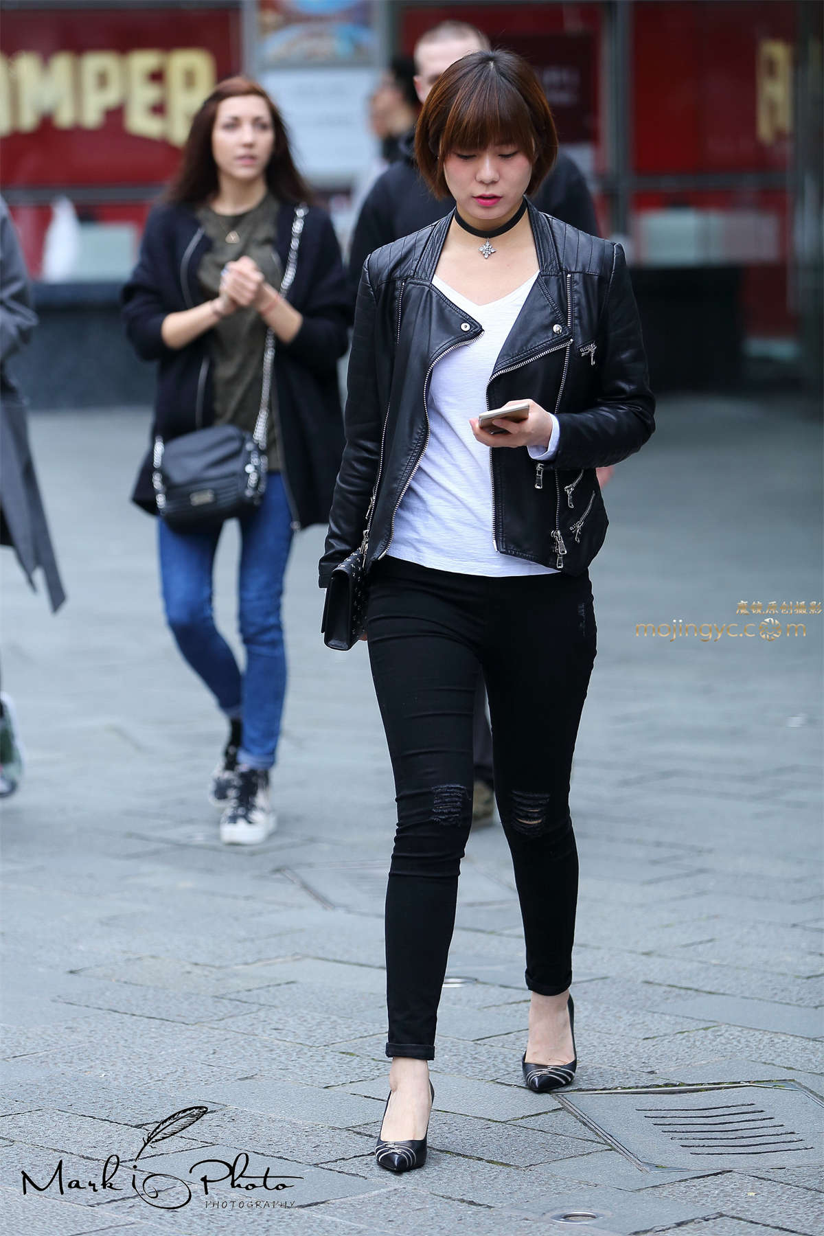 黑色皮夹克紧身裤-日更街拍