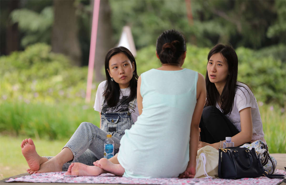 图片[2]-踏青公园街拍系列No.1046 漂亮女孩丝足动作再含蓄，也让一旁奔放的裸足沦为背景-日更街拍