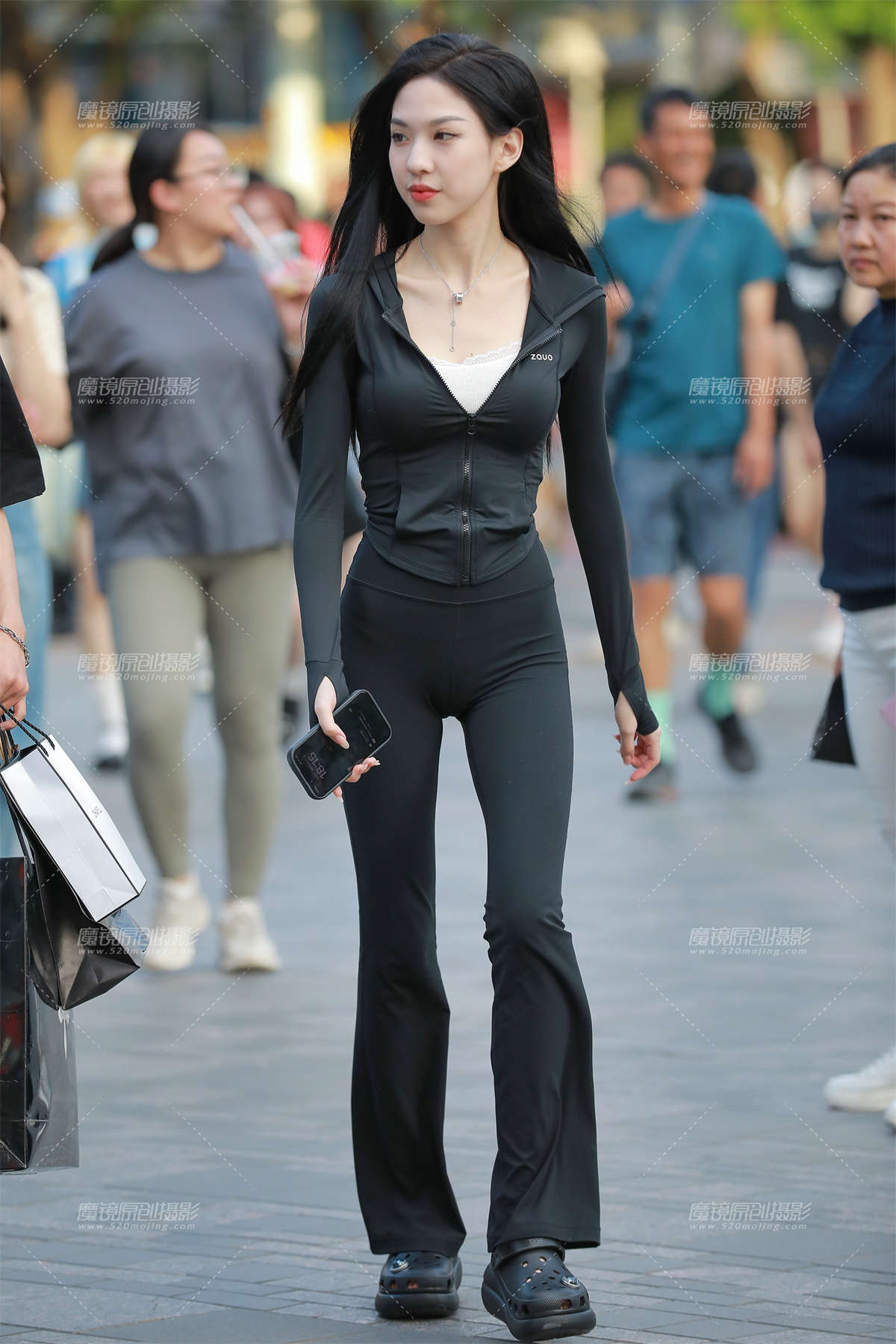 图片[2]-高挑紧身裤小姐姐-日更街拍