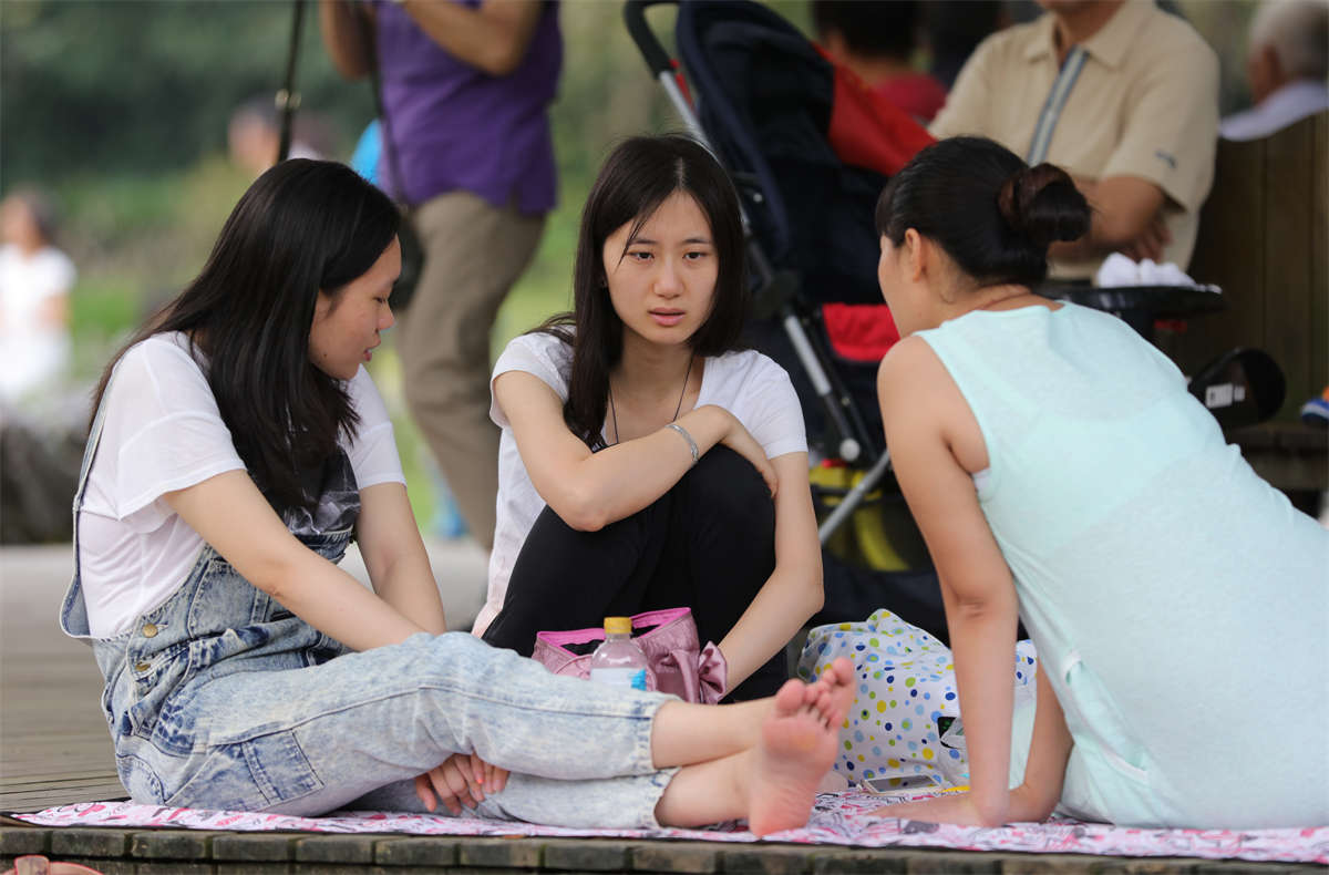 踏青公园街拍系列No.1046 漂亮女孩丝足动作再含蓄，也让一旁奔放的裸足沦为背景-日更街拍