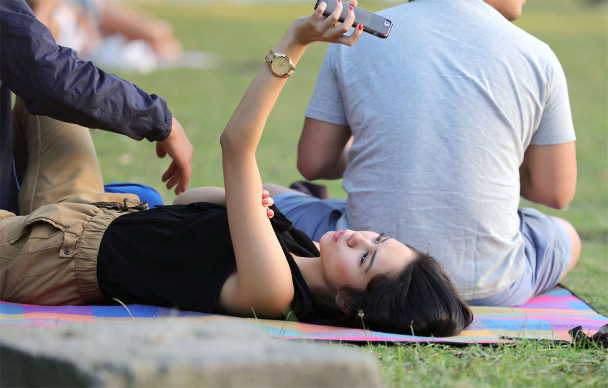 图片[2]-踏青公园街拍系列No.975 冰雪西域美人的精致玉足-日更街拍